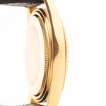 Photo en gros plan d'une Rolex Datejust 1601 Tiger Eye de 1974. 36mm avec boîtier en or jaune 18K, cadran en pierre Tiger Eye, mouvement automatique et bracelet en cuir.