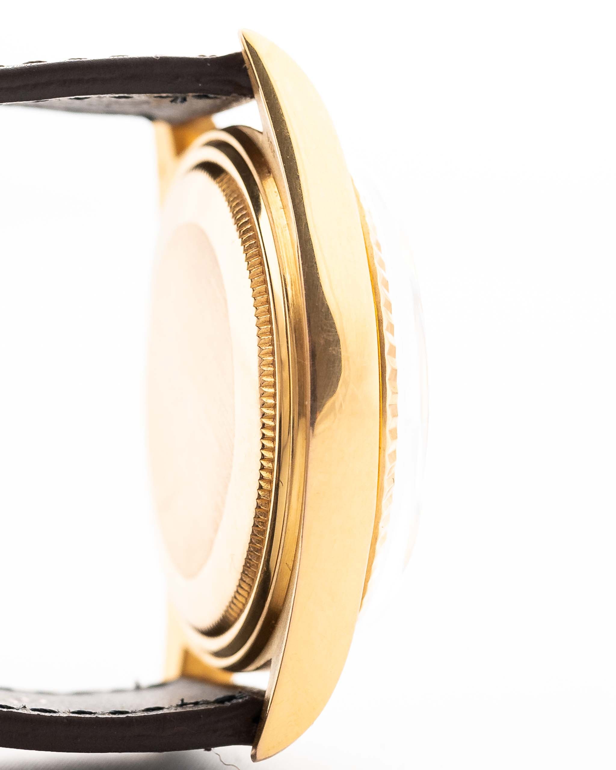 Photo en gros plan d'une Rolex Datejust 1601 Tiger Eye de 1974. 36mm avec boîtier en or jaune 18K, cadran en pierre Tiger Eye, mouvement automatique et bracelet en cuir.