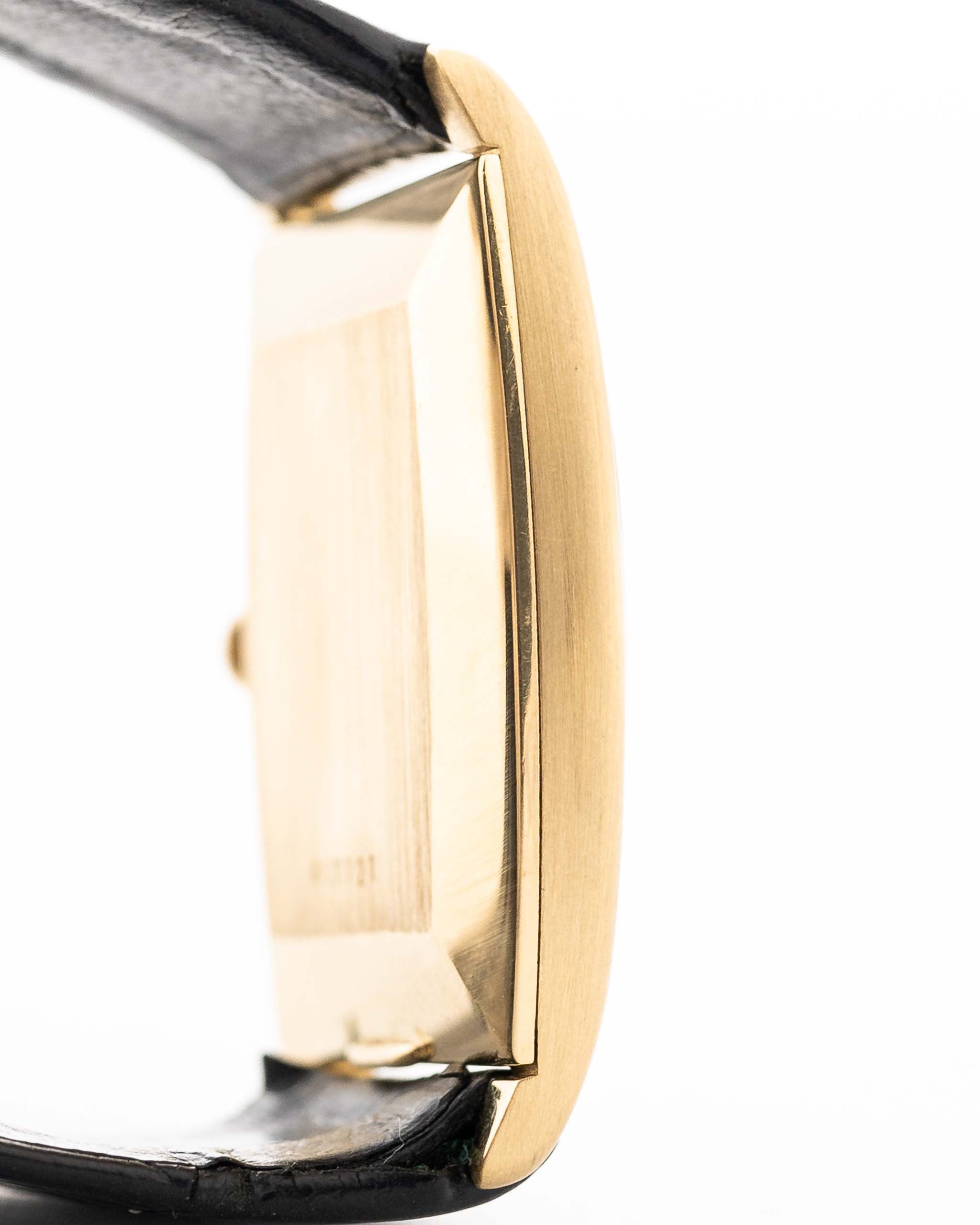 Photo en gros plan d'une Vacheron Constantin 7374 Tonneau de 1973. 28mm en or jaune 18k avec mouvement à remontage manuel, cadran doré brossé et bracelet en cuir d'origine.