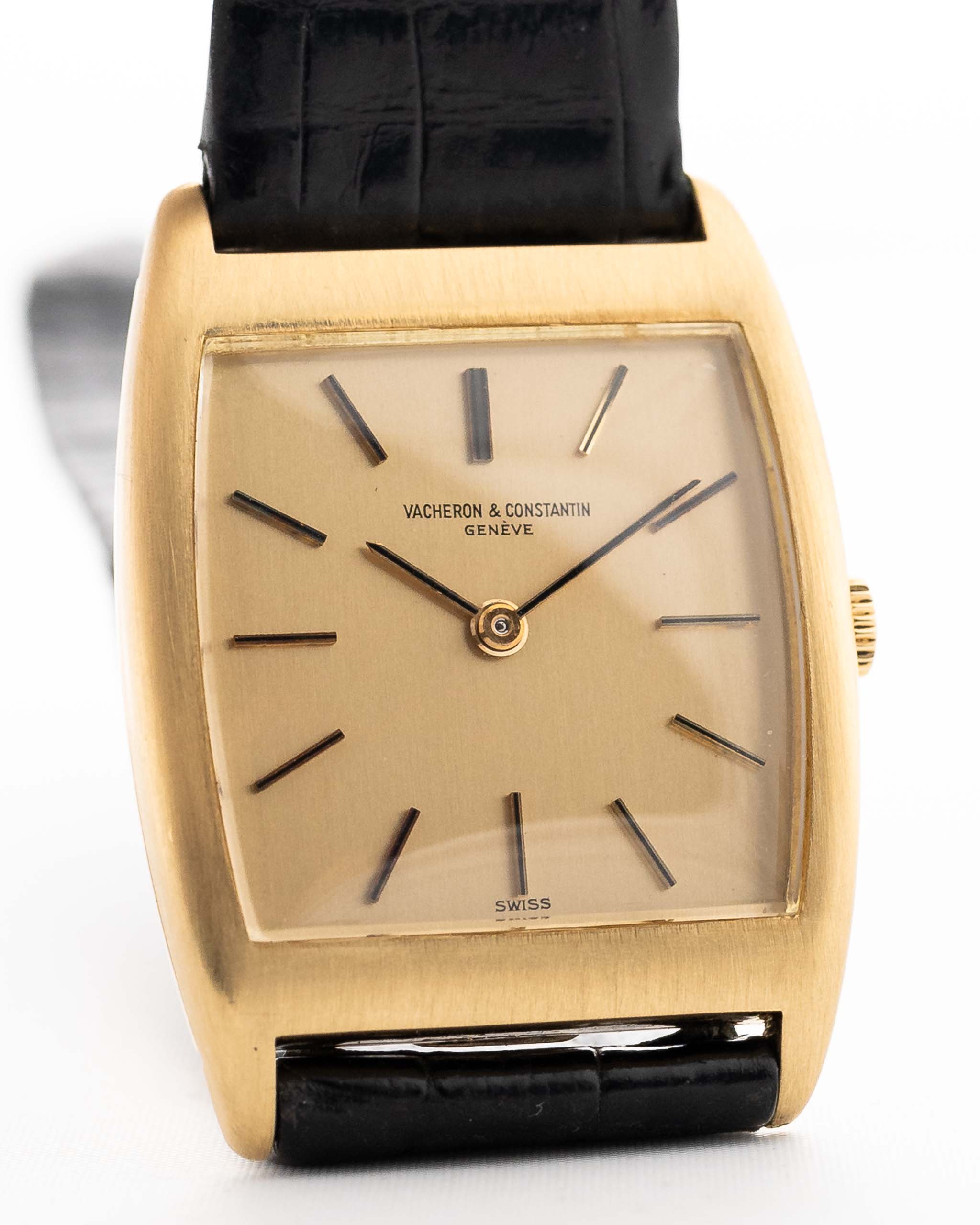 Photo en gros plan d'une Vacheron Constantin 7374 Tonneau de 1973. 28mm en or jaune 18k avec mouvement à remontage manuel, cadran doré brossé et bracelet en cuir d'origine.
