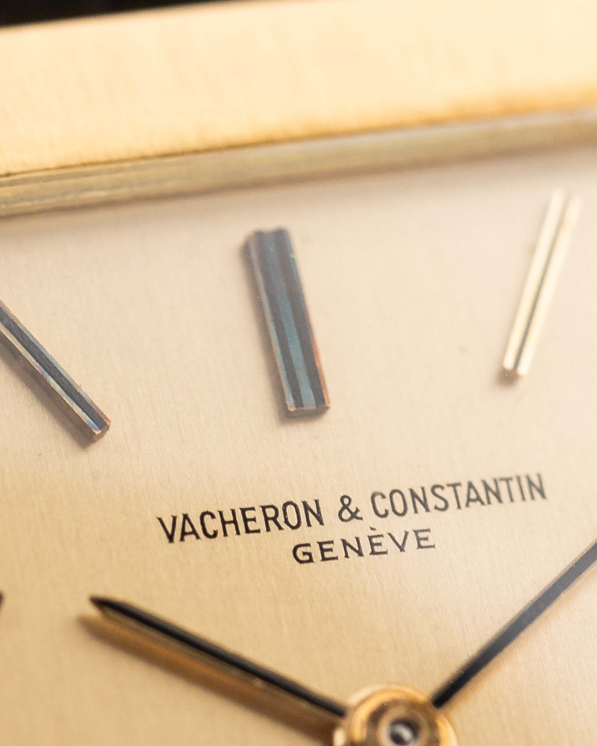 Photo en gros plan d'une Vacheron Constantin 7374 Tonneau de 1973. 28mm en or jaune 18k avec mouvement à remontage manuel, cadran doré brossé et bracelet en cuir d'origine.