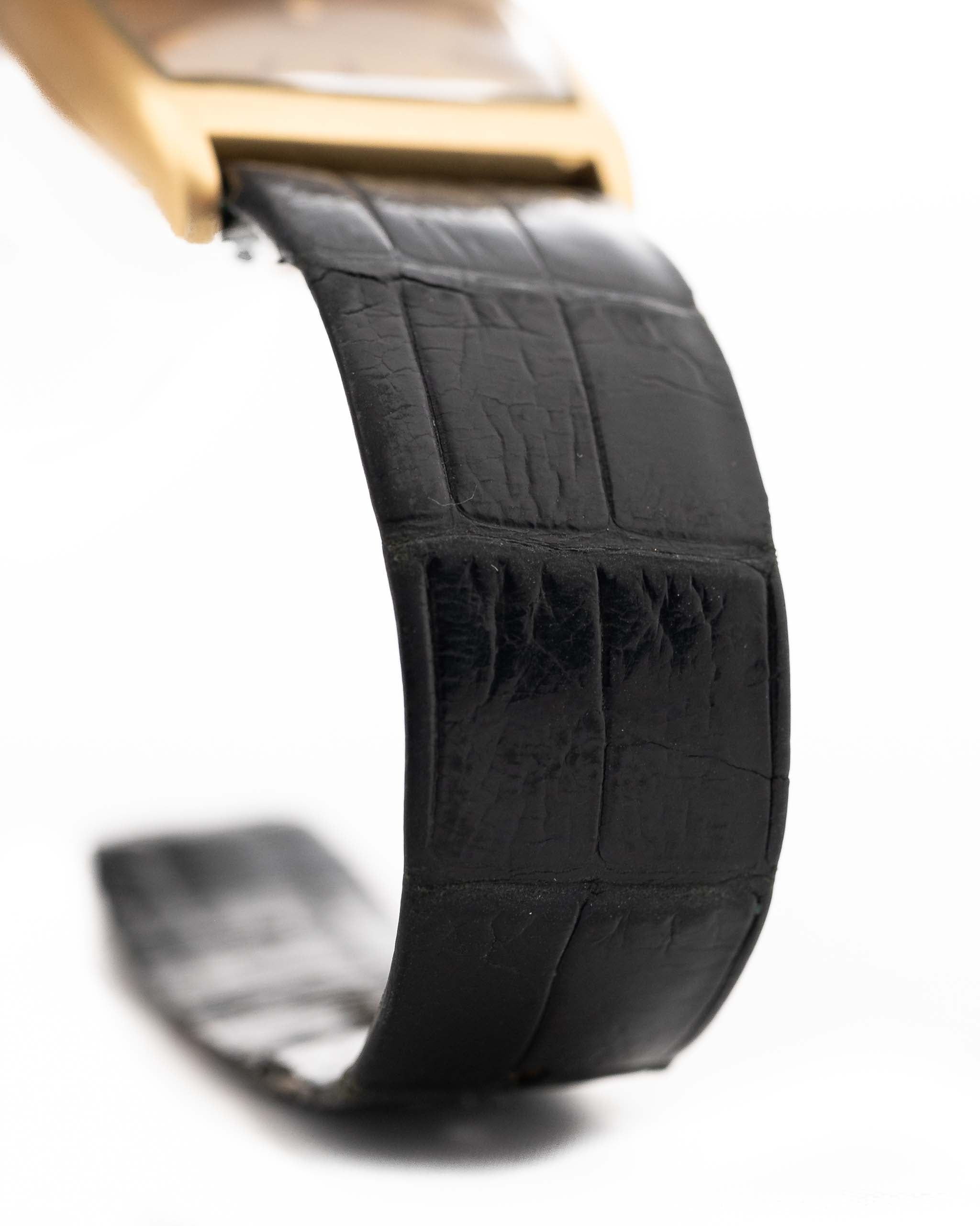 Photo en gros plan d'une Vacheron Constantin 7374 Tonneau de 1973. 28mm en or jaune 18k avec mouvement à remontage manuel, cadran doré brossé et bracelet en cuir d'origine.