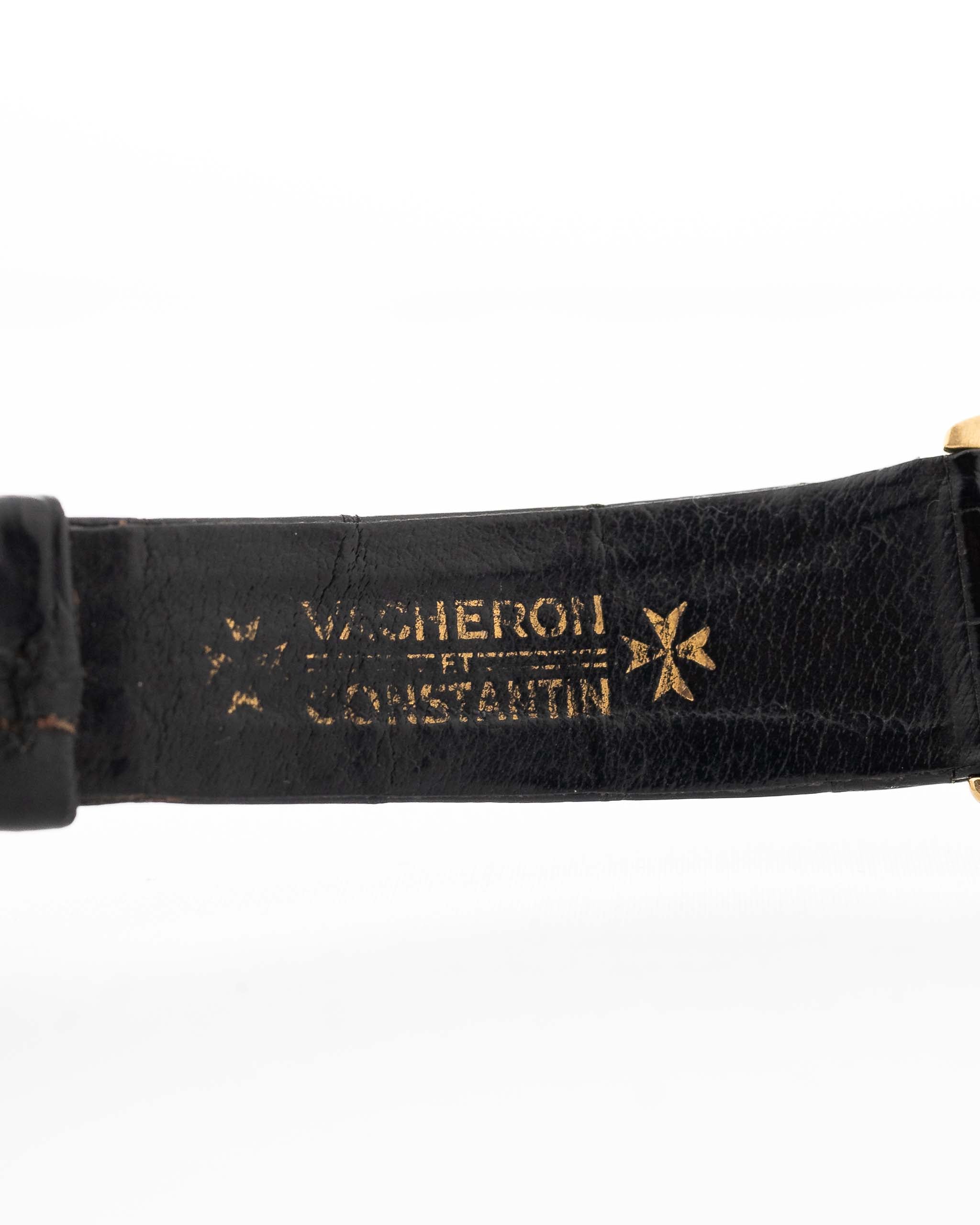 Photo en gros plan d'une Vacheron Constantin 7374 Tonneau de 1973. 28mm en or jaune 18k avec mouvement à remontage manuel, cadran doré brossé et bracelet en cuir d'origine.