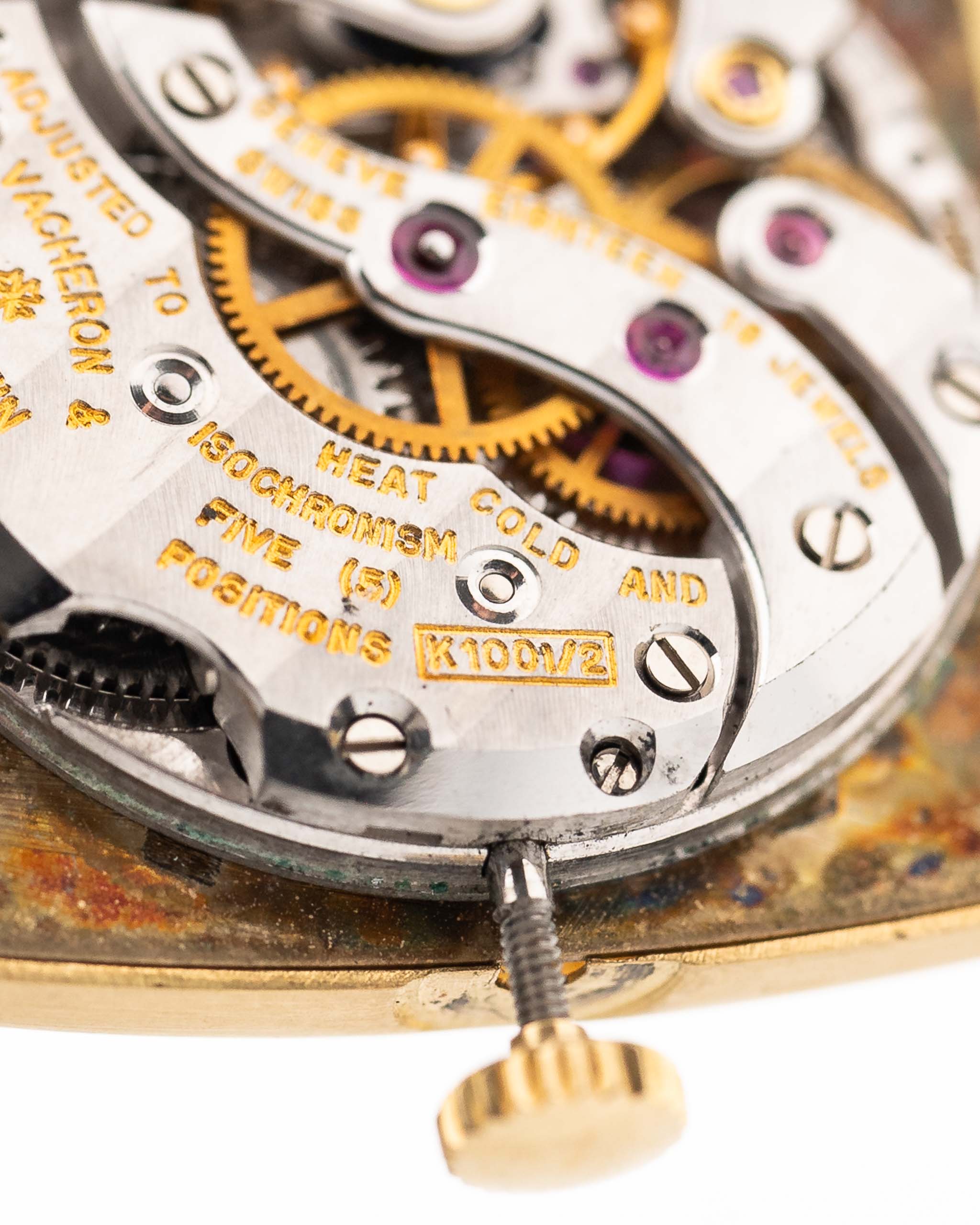 Photo en gros plan d'une Vacheron Constantin 7374 Tonneau de 1973. 28mm en or jaune 18k avec mouvement à remontage manuel, cadran doré brossé et bracelet en cuir d'origine.
