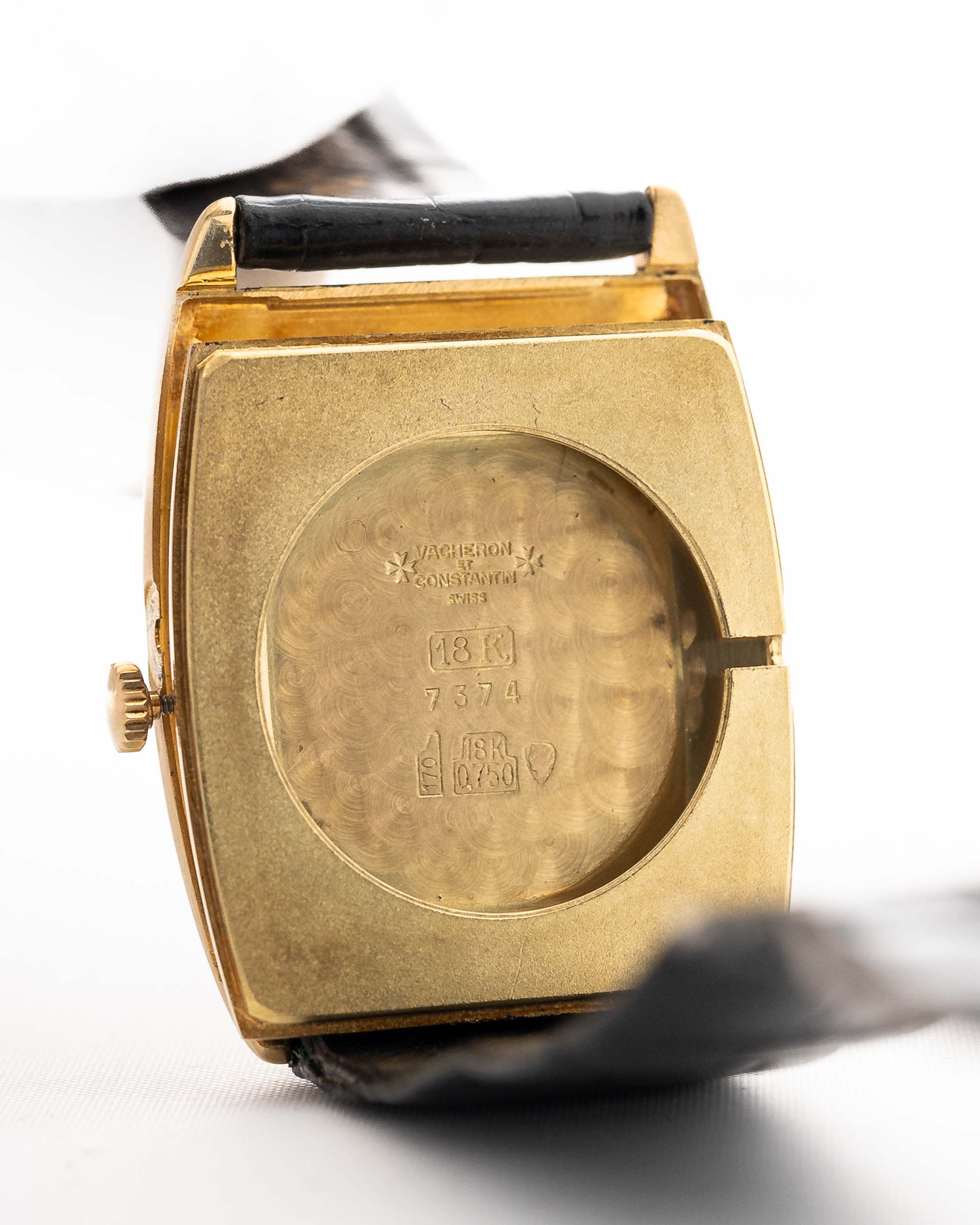 Photo en gros plan d'une Vacheron Constantin 7374 Tonneau de 1973. 28mm en or jaune 18k avec mouvement à remontage manuel, cadran doré brossé et bracelet en cuir d'origine.