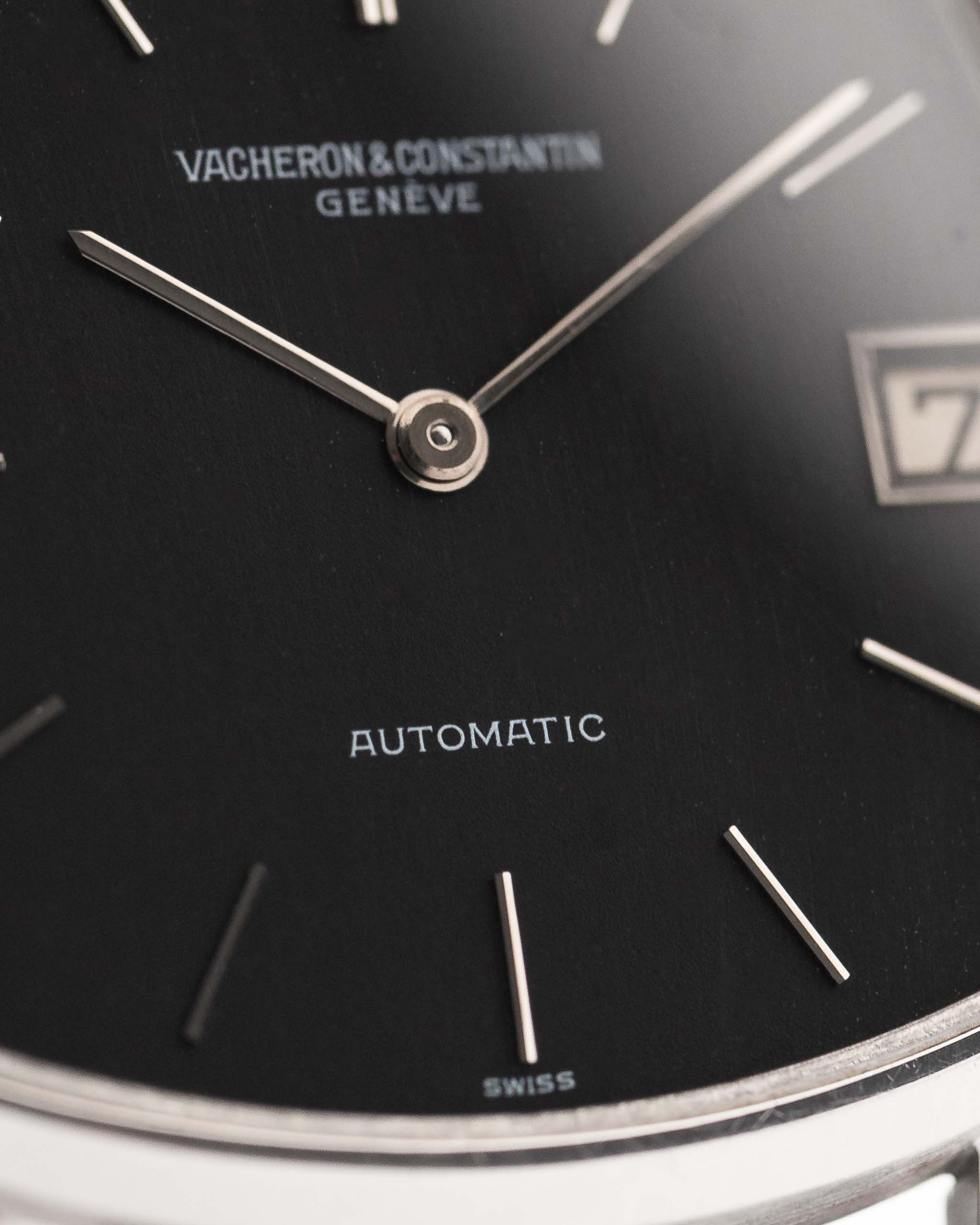 Gros plan sur le cadran d'une montre Vacheron Constantin avec les mentions "Automatic" et "Swiss".