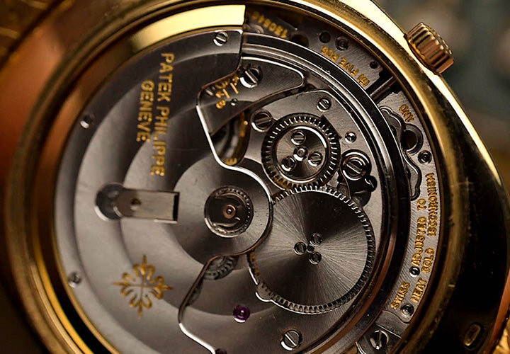Gros plan sur un mouvement Montre Vintage d'une montre Patek Philippe.
