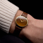 Montre Piaget - Piaget Ellipse 9802 Tiger Eye Dial Boîtier en or jaune 18k Bracelet en cuir Piaget marron des années 1970 au poignet