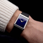 Vidéo d'une Piaget Protocole 9151 Lapizlazuli 18k Hobnail des années 1970 sur un poignet. 
Boîtier en or blanc 18k de 23 mm avec mouvement à remontage manuel et cadran original en lapislazuli avec bracelet en cuir.