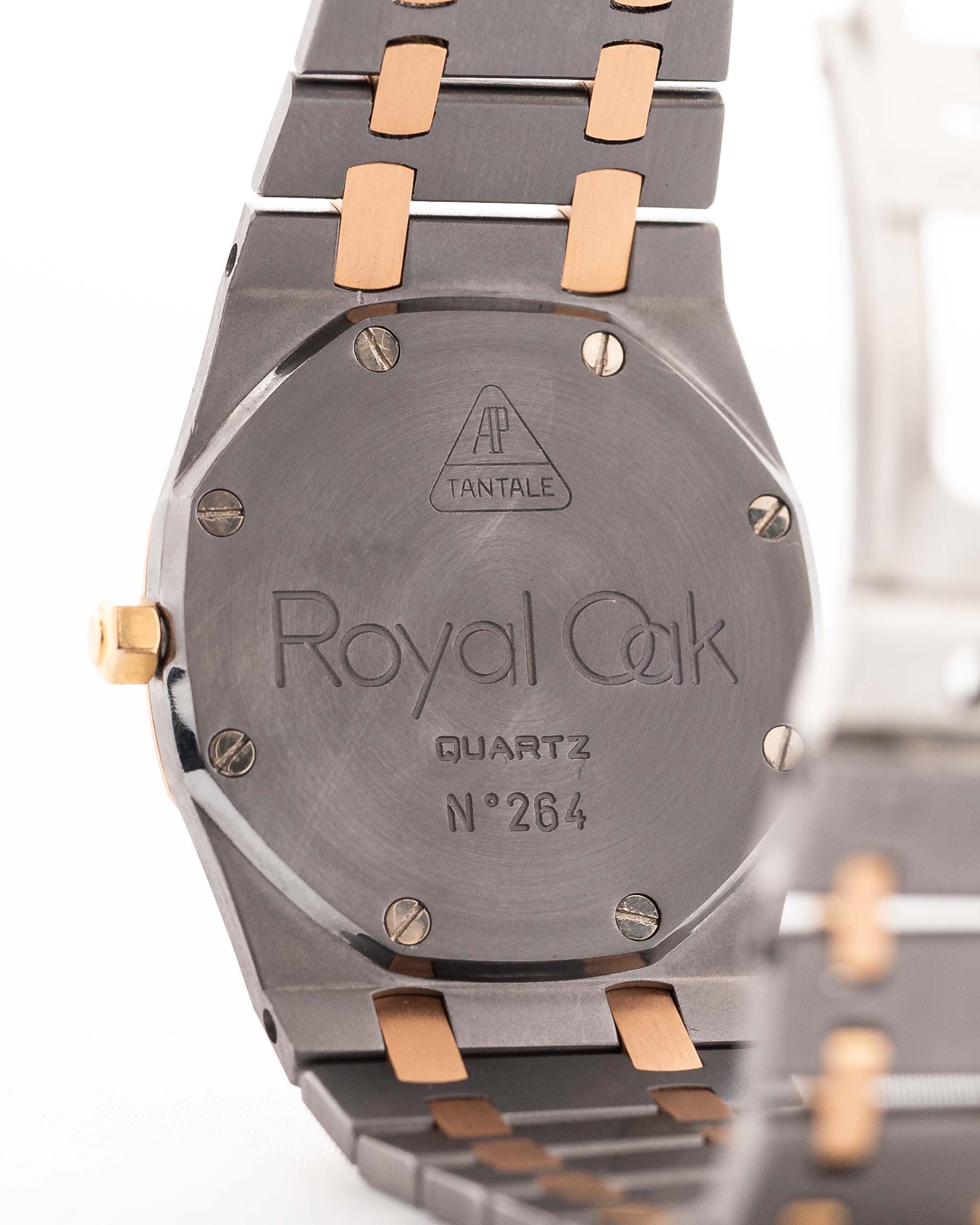 Primo piano di una cassa vintage Audemars Piguet Royal Oak 56175 Tantalum Rose 1980. 33 mm con cassa in tantalio e oro rosa, movimento al quarzo, quadrante grigio ardesia e bracciale in tantalio/oro rosa.