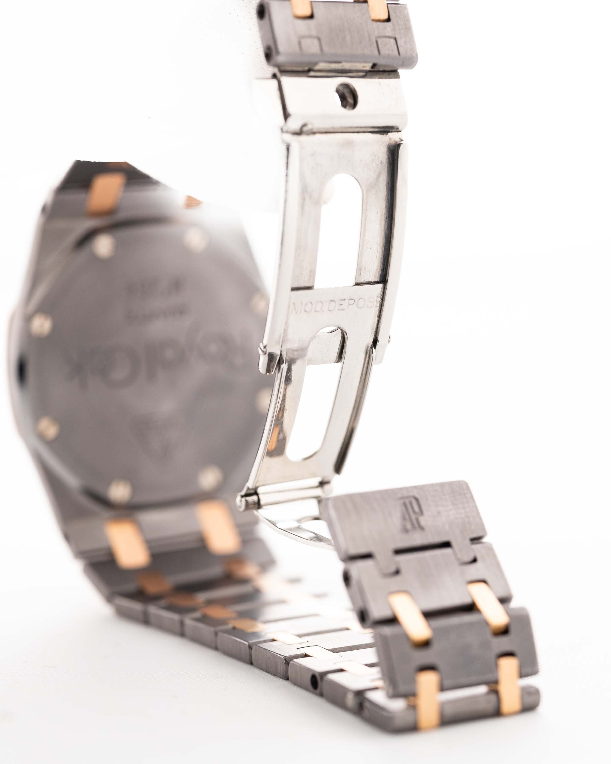 Primo piano di un Audemars Piguet Royal Oak 56175 Tantalum Rose 1980s Bracciale d'epoca. 33 mm con cassa in tantalio e oro rosa, movimento al quarzo, quadrante grigio ardesia e bracciale in tantalio/oro rosa.