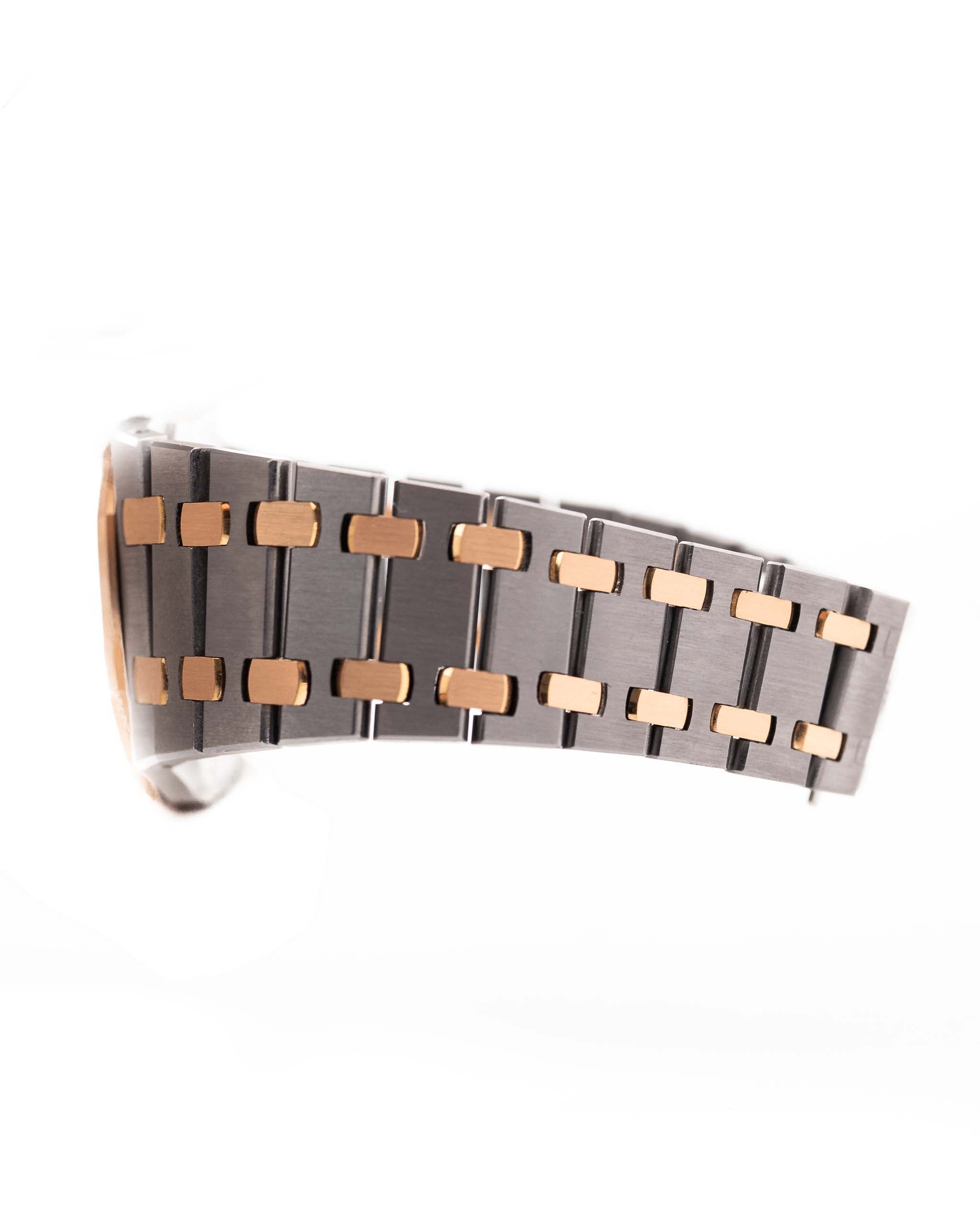 Primo piano di un Audemars Piguet Royal Oak 56175 Tantalum Rose 1980s Bracciale d'epoca. 33 mm con cassa in tantalio e oro rosa, movimento al quarzo, quadrante grigio ardesia e bracciale in tantalio/oro rosa.