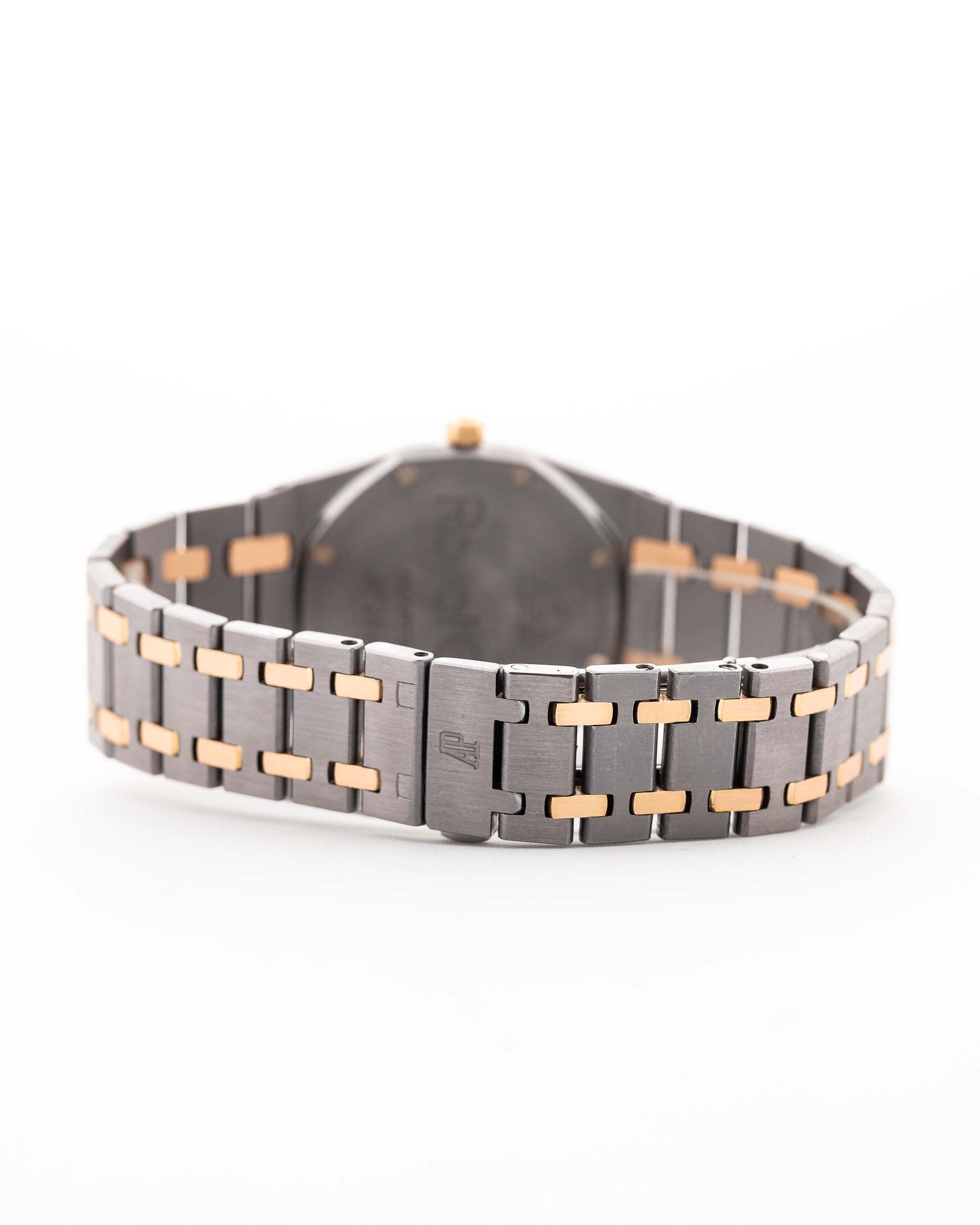 Primo piano di un Audemars Piguet Royal Oak 56175 Tantalum Rose 1980s Bracciale d'epoca. 33 mm con cassa in tantalio e oro rosa, movimento al quarzo, quadrante grigio ardesia e bracciale in tantalio/oro rosa.