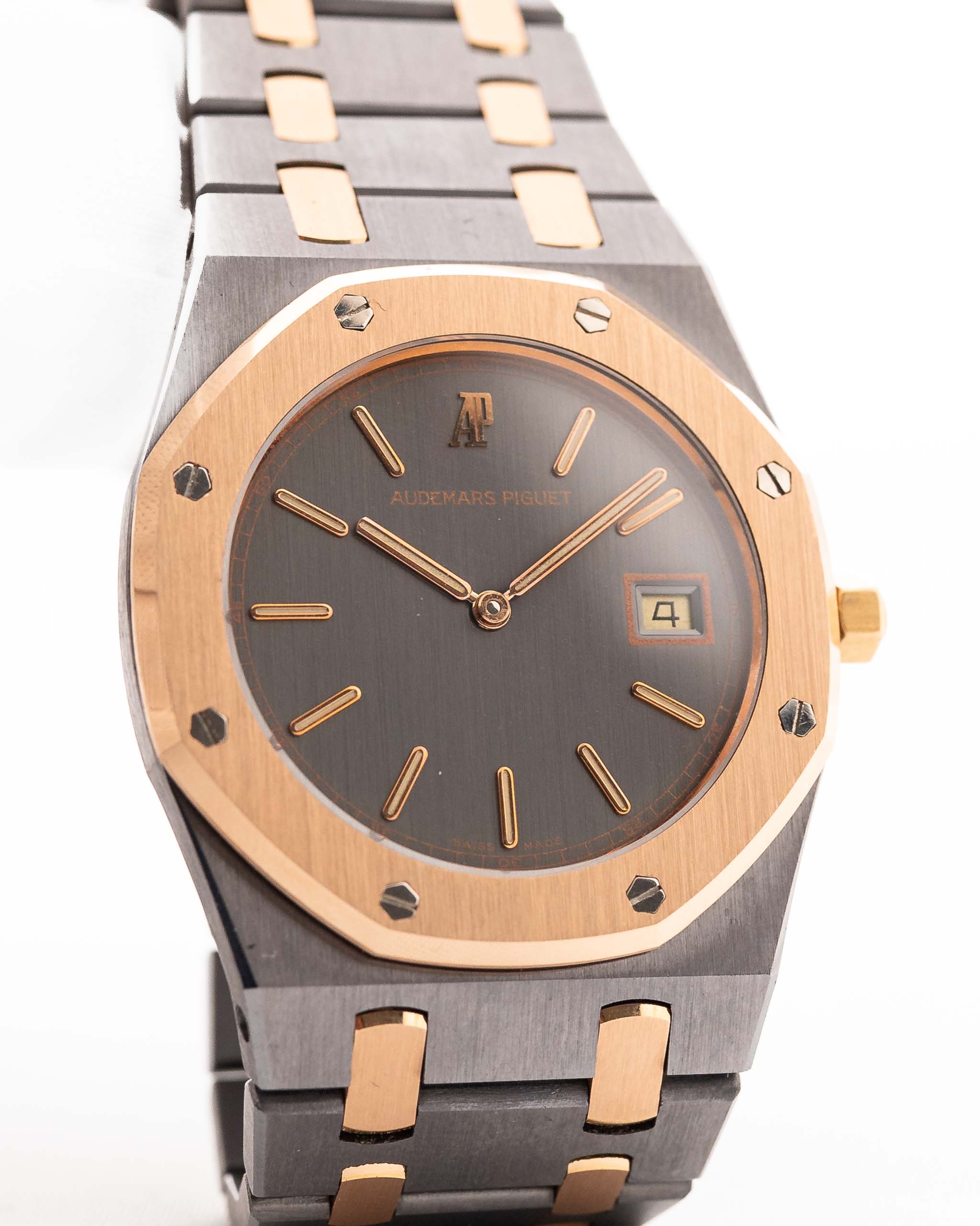 Primo piano di un Audemars Piguet Royal Oak 56175 Tantalum Rose 1980 Quadrante vintage. 33 mm con cassa in tantalio e oro rosa, movimento al quarzo, quadrante grigio ardesia e bracciale in tantalio/oro rosa.
