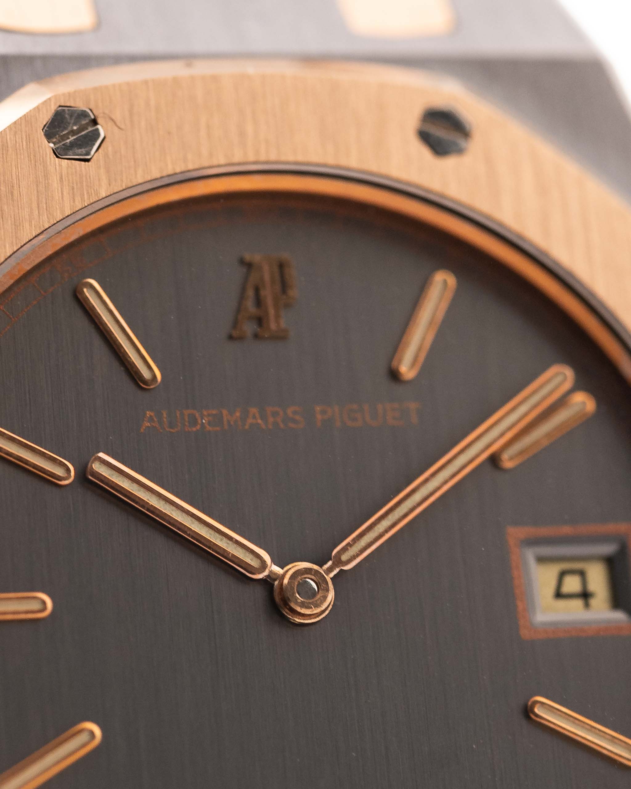 Primo piano di un Audemars Piguet Royal Oak 56175 Tantalum Rose 1980 Quadrante vintage. 33 mm con cassa in tantalio e oro rosa, movimento al quarzo, quadrante grigio ardesia e bracciale in tantalio/oro rosa.