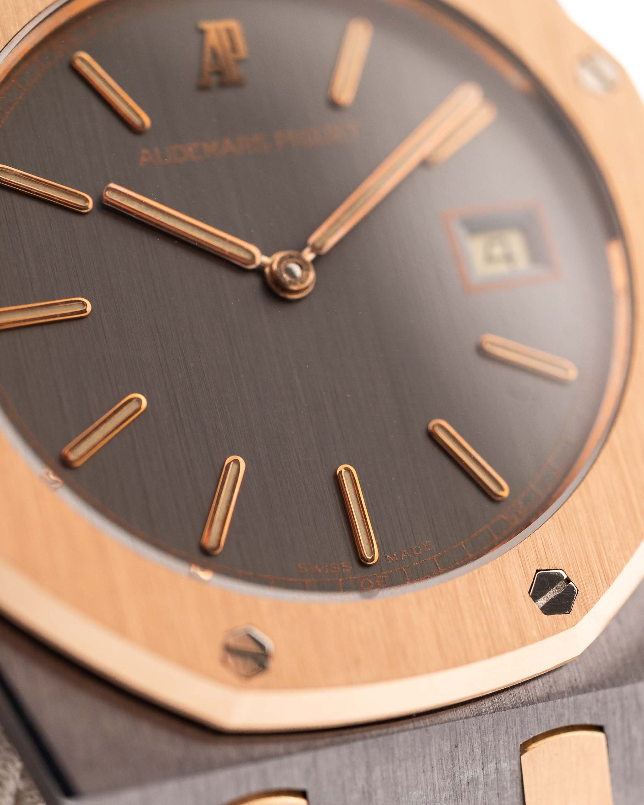 Primo piano di un Audemars Piguet Royal Oak 56175 Tantalum Rose 1980 Quadrante vintage. 33 mm con cassa in tantalio e oro rosa, movimento al quarzo, quadrante grigio ardesia e bracciale in tantalio/oro rosa.