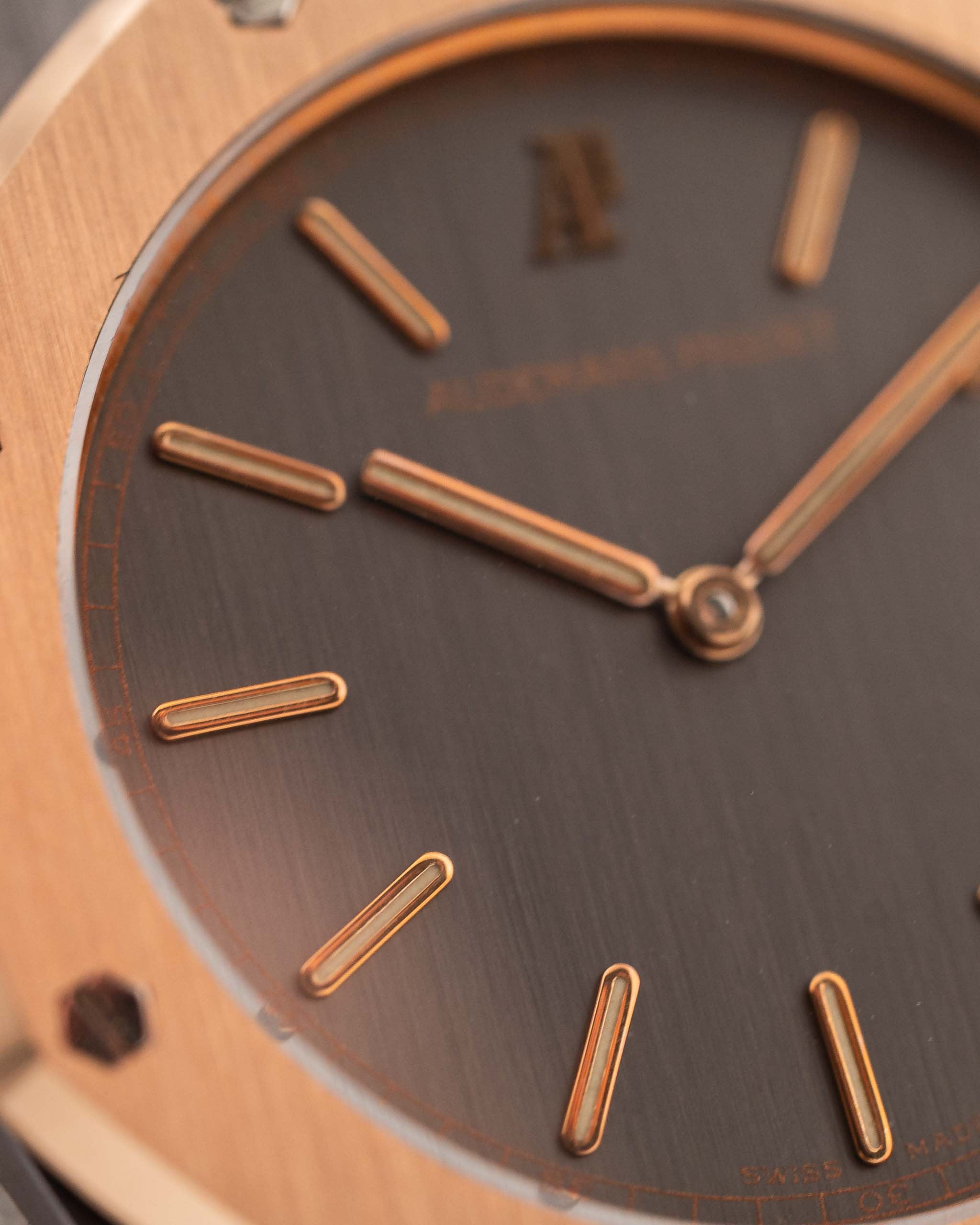 Primo piano di un Audemars Piguet Royal Oak 56175 Tantalum Rose 1980 Quadrante vintage. 33 mm con cassa in tantalio e oro rosa, movimento al quarzo, quadrante grigio ardesia e bracciale in tantalio/oro rosa.