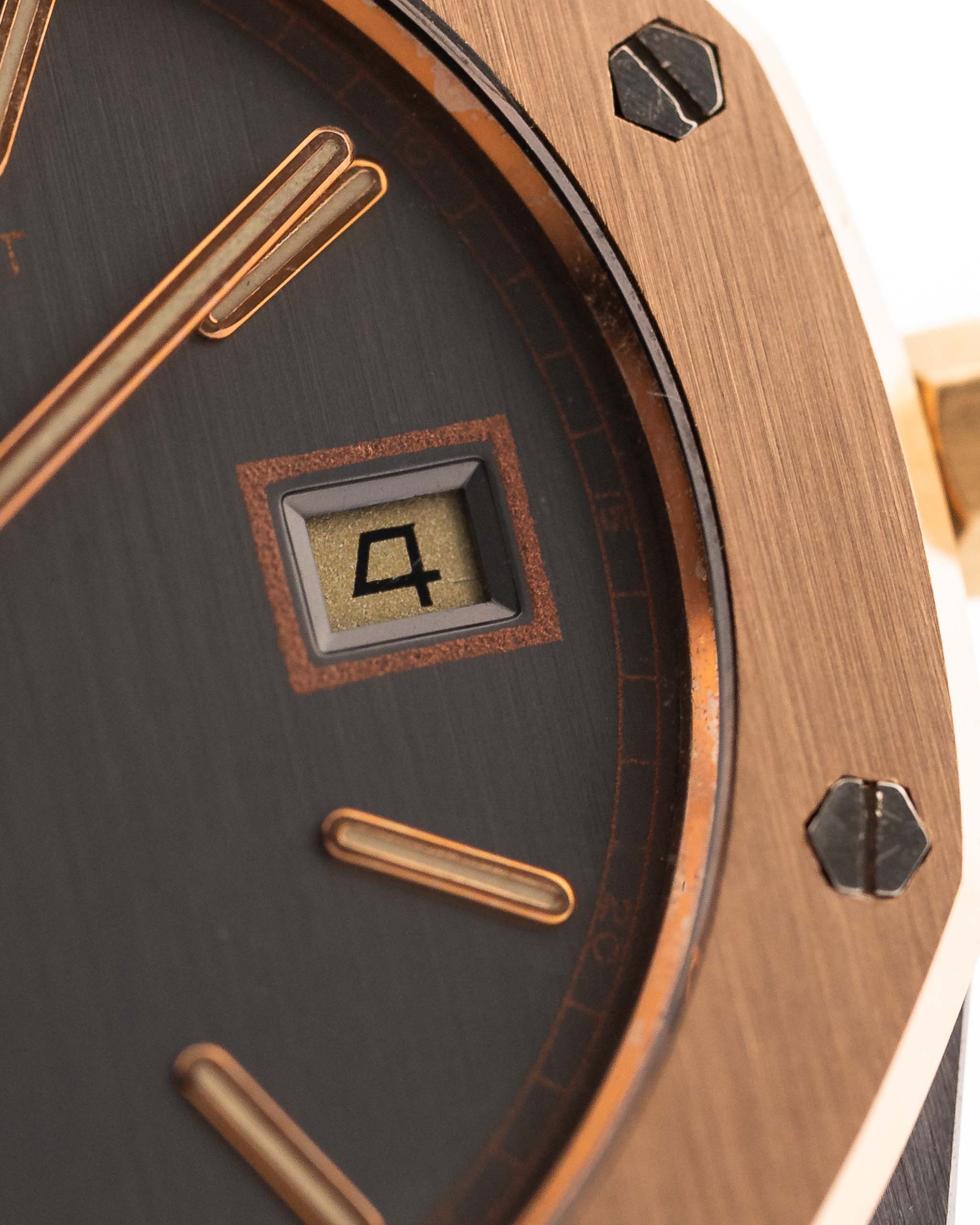 Primo piano di un Audemars Piguet Royal Oak 56175 Tantalum Rose 1980 Quadrante vintage. 33 mm con cassa in tantalio e oro rosa, movimento al quarzo, quadrante grigio ardesia e bracciale in tantalio/oro rosa.