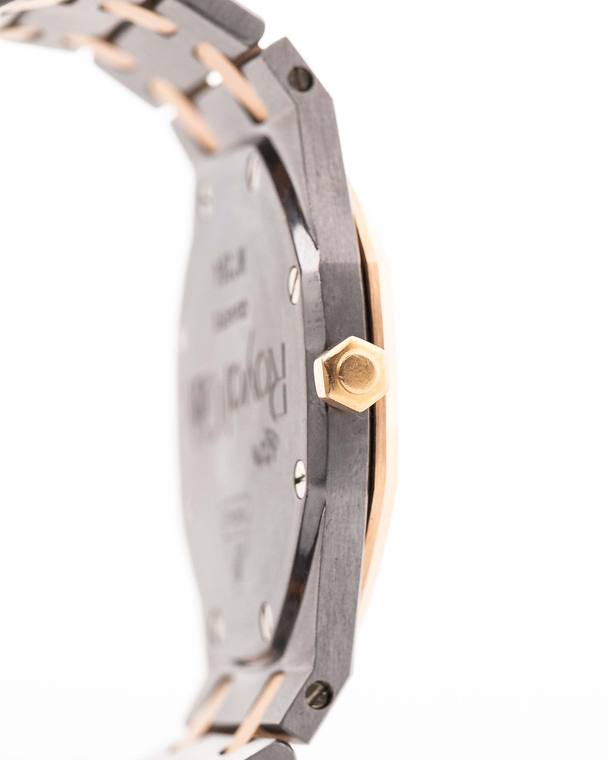 Primo piano di una cassa vintage Audemars Piguet Royal Oak 56175 Tantalum Rose 1980. 33 mm con cassa in tantalio e oro rosa, movimento al quarzo, quadrante grigio ardesia e bracciale in tantalio/oro rosa.