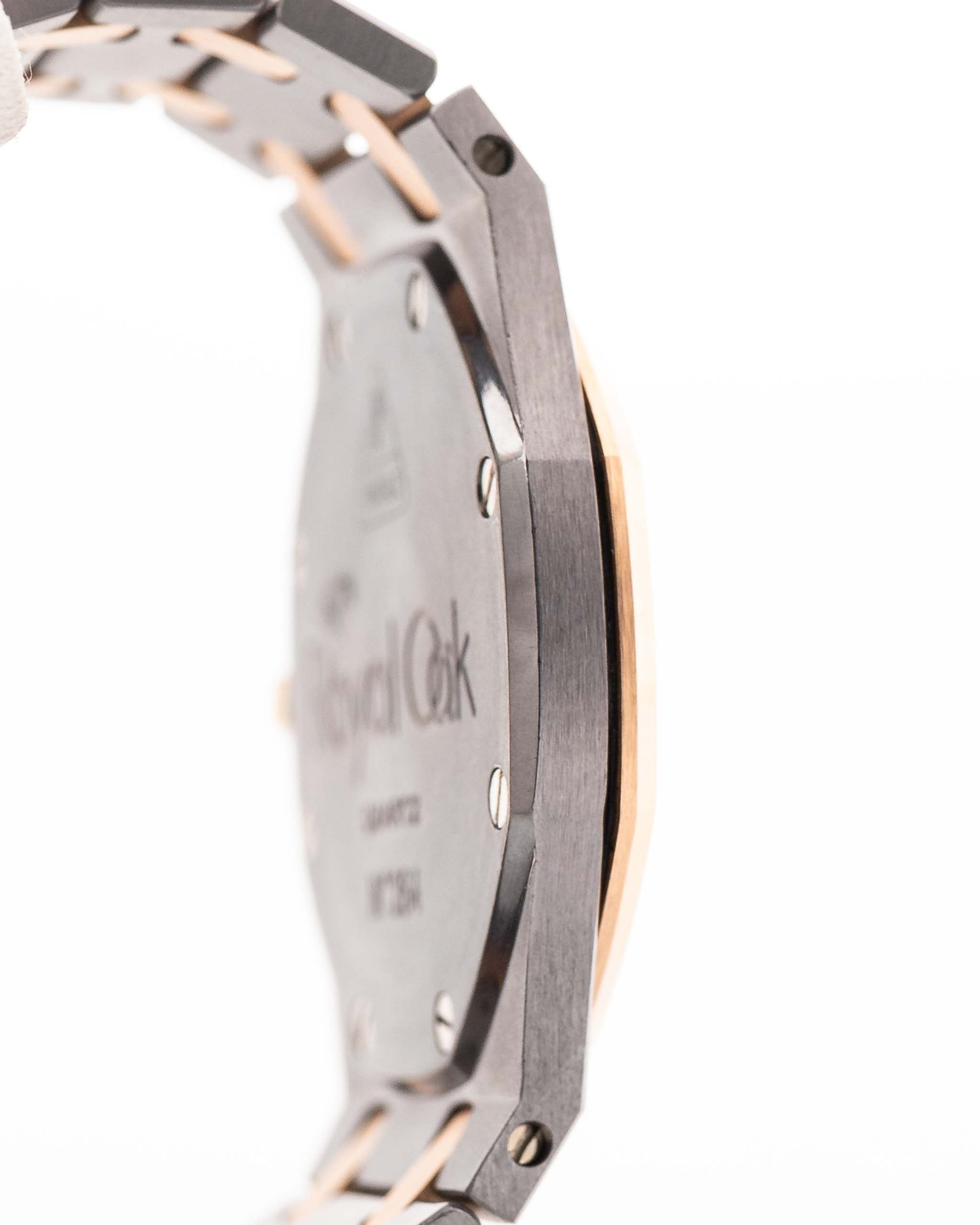 Primo piano di una cassa vintage Audemars Piguet Royal Oak 56175 Tantalum Rose 1980. 33 mm con cassa in tantalio e oro rosa, movimento al quarzo, quadrante grigio ardesia e bracciale in tantalio/oro rosa.