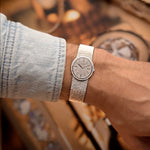 Orologio vintage Piaget Ellipse 9821 Bark White Gold degli anni '70 su un polso.