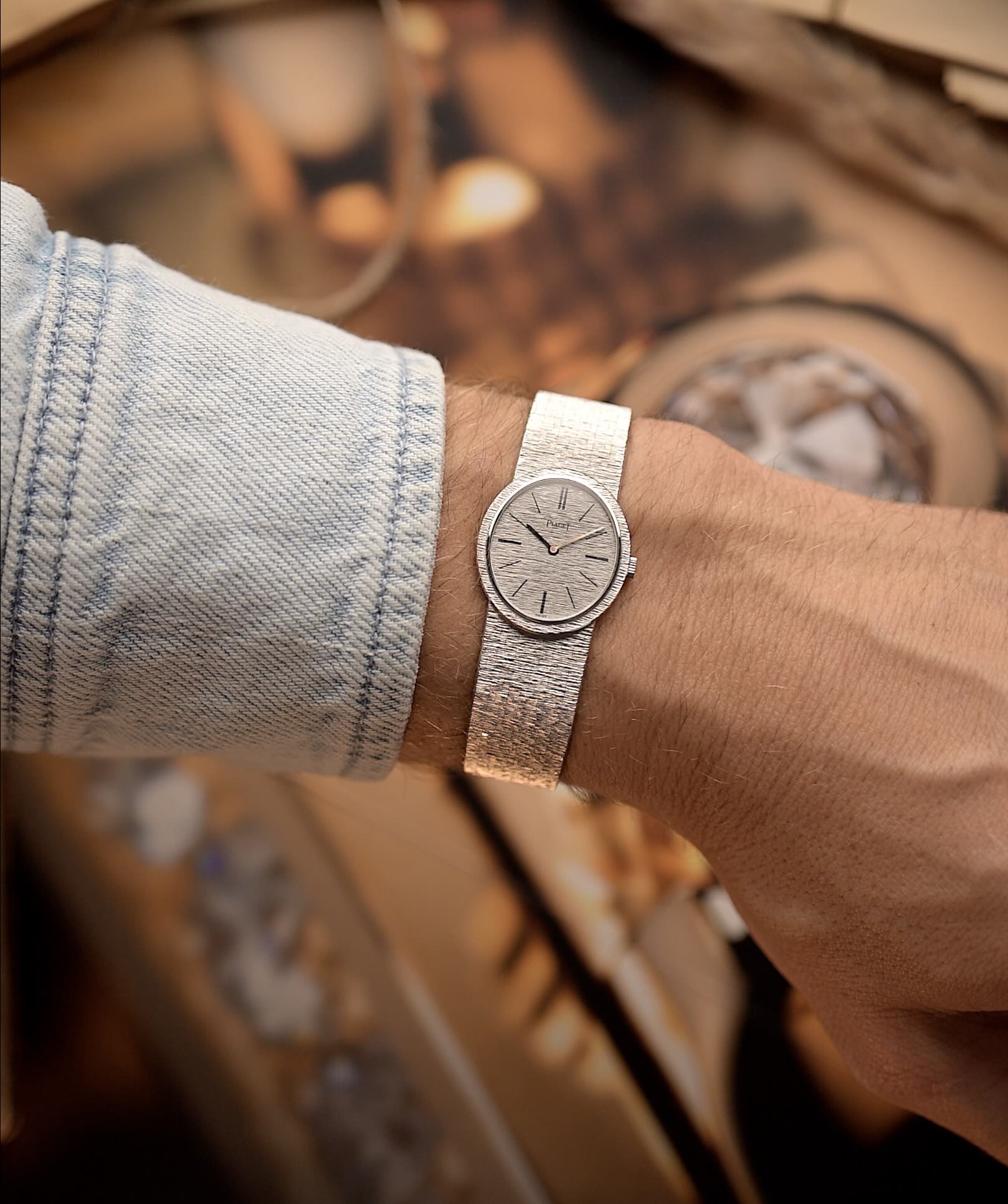 Orologio vintage Piaget Ellipse 9821 Bark White Gold degli anni '70 su un polso.