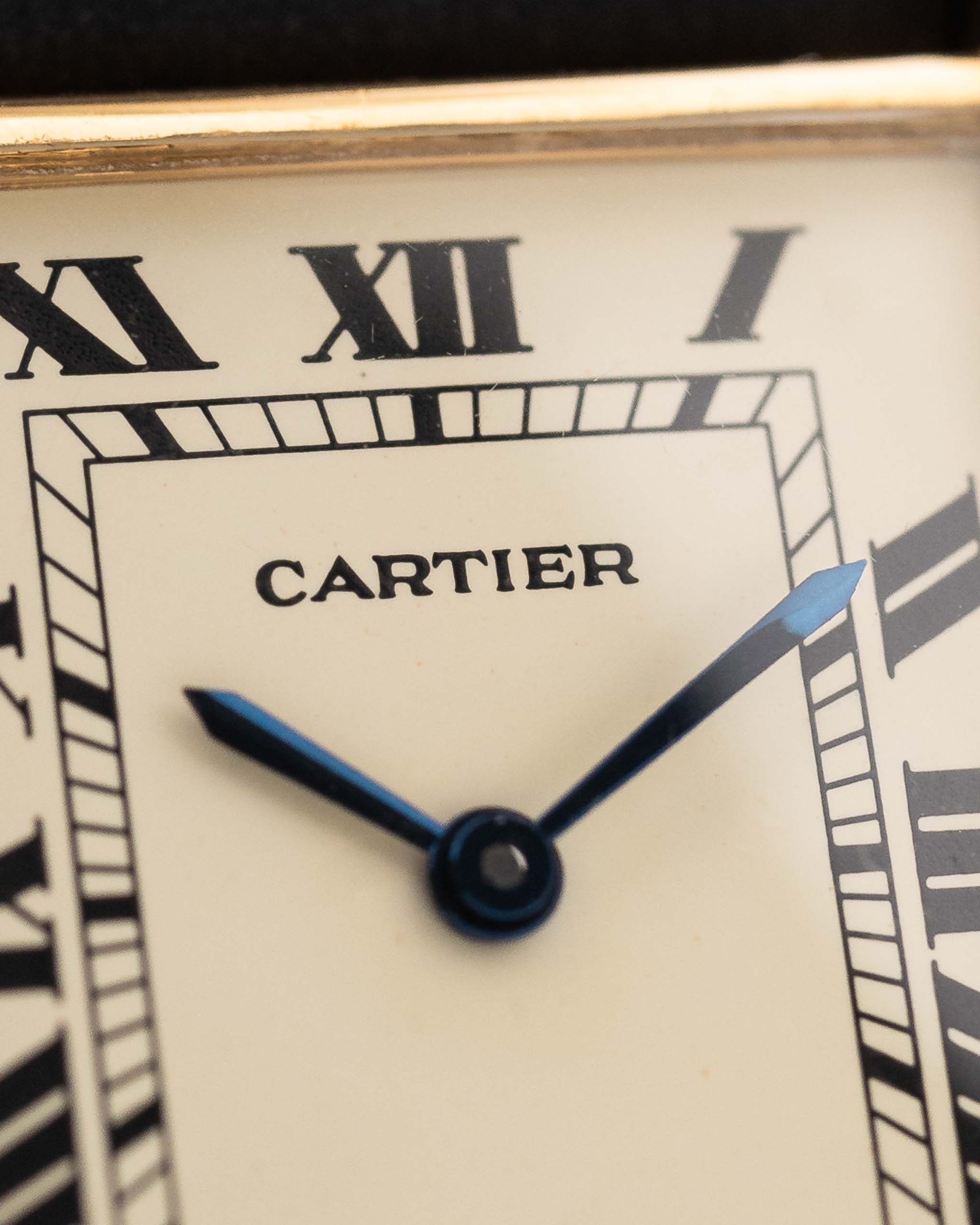 Primo piano di un Cartier Tank Louis 78086 Paris Quadrante vintage degli anni '70. 23x30 mm con cassa in oro giallo 18 carati, movimento a carica manuale, quadrante avorio impeccabile, lancette e cinturino in pelle.