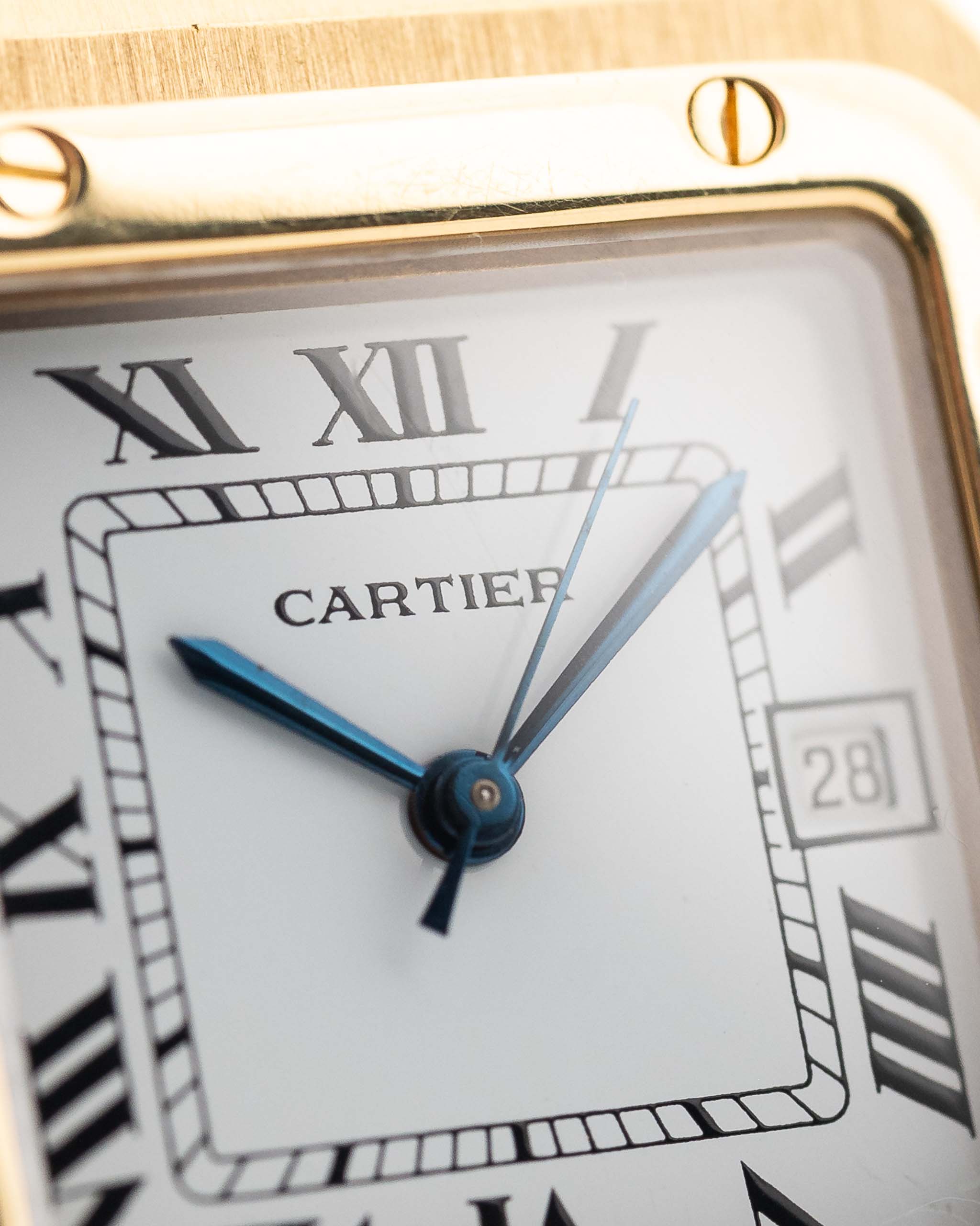 Foto ravvicinata di un quadrante Cartier Santos Carrée 2964 vintage degli anni '80. In condizioni eccellenti, cassa da 27 mm in oro giallo con movimento automatico, quadrante bianco originale e bracciale in oro.