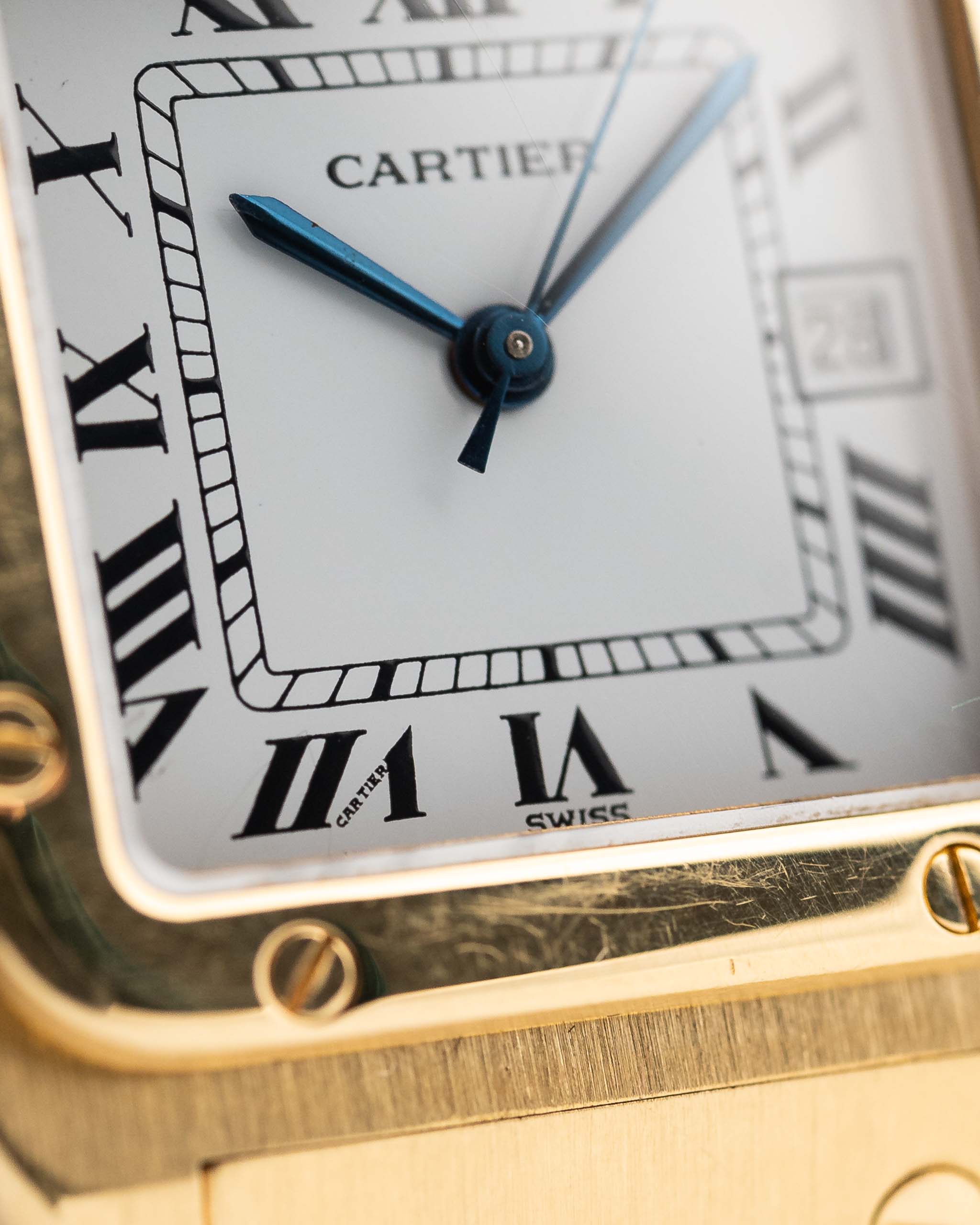 Foto ravvicinata di un Cartier Santos Carrée 2964 vintage degli anni Ottanta. In condizioni eccellenti, cassa da 27 mm in oro giallo con movimento automatico, quadrante bianco originale e bracciale in oro.