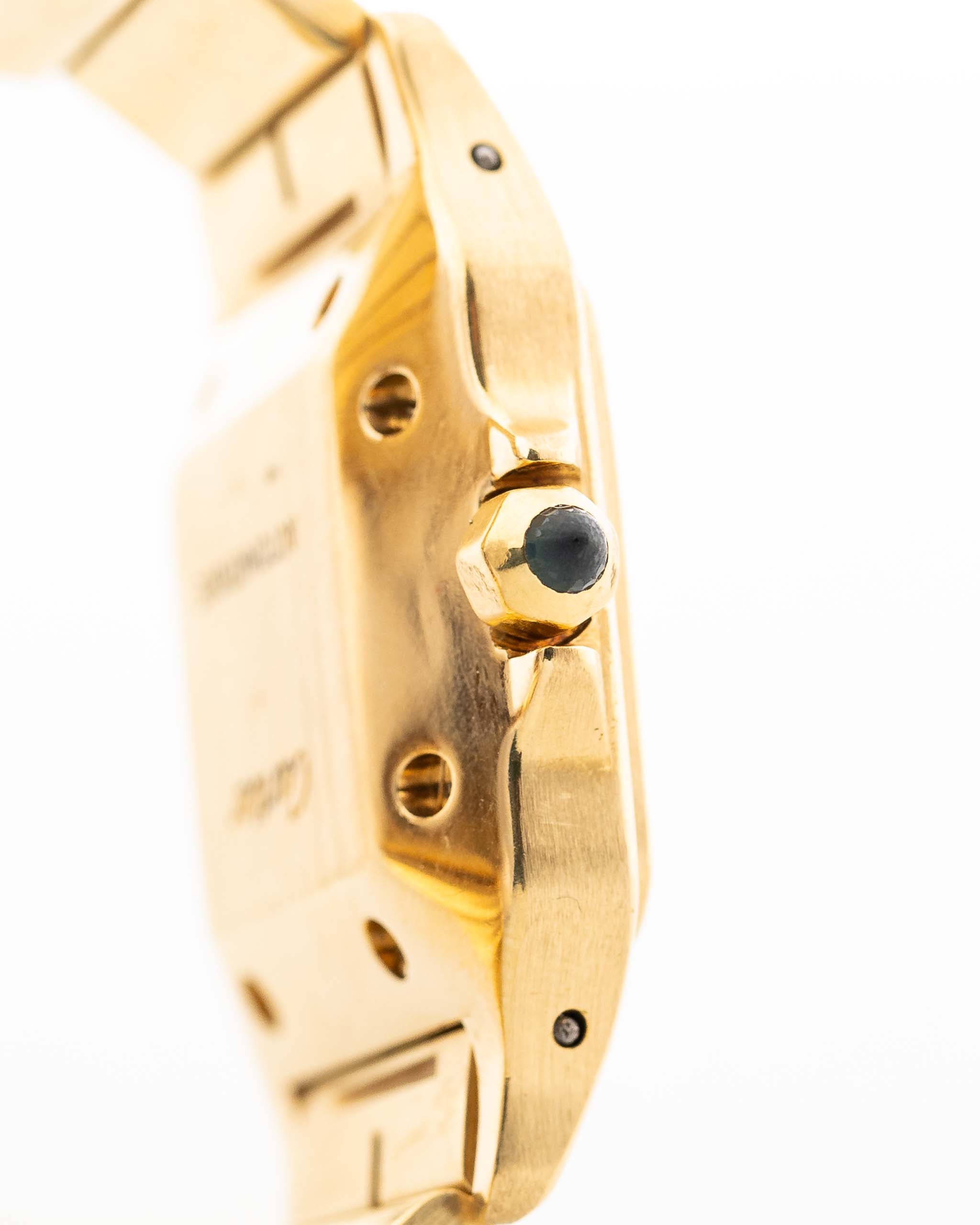 Foto ravvicinata di un Cartier Santos Carrée 2964 vintage degli anni Ottanta. In condizioni eccellenti, cassa da 27 mm in oro giallo con movimento automatico, quadrante bianco originale e bracciale in oro.