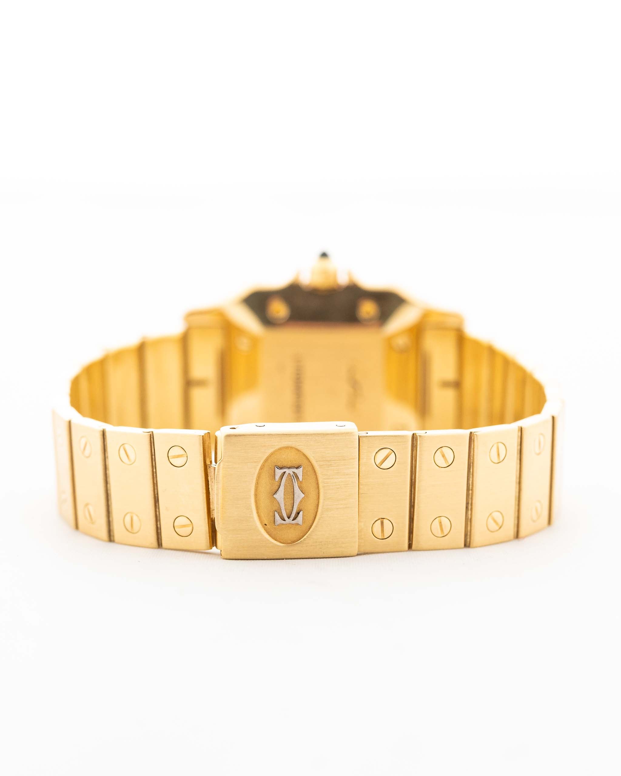 Foto ravvicinata di un Cartier Santos Carrée 2964 vintage degli anni Ottanta. In condizioni eccellenti, cassa da 27 mm in oro giallo con movimento automatico, quadrante bianco originale e bracciale in oro.