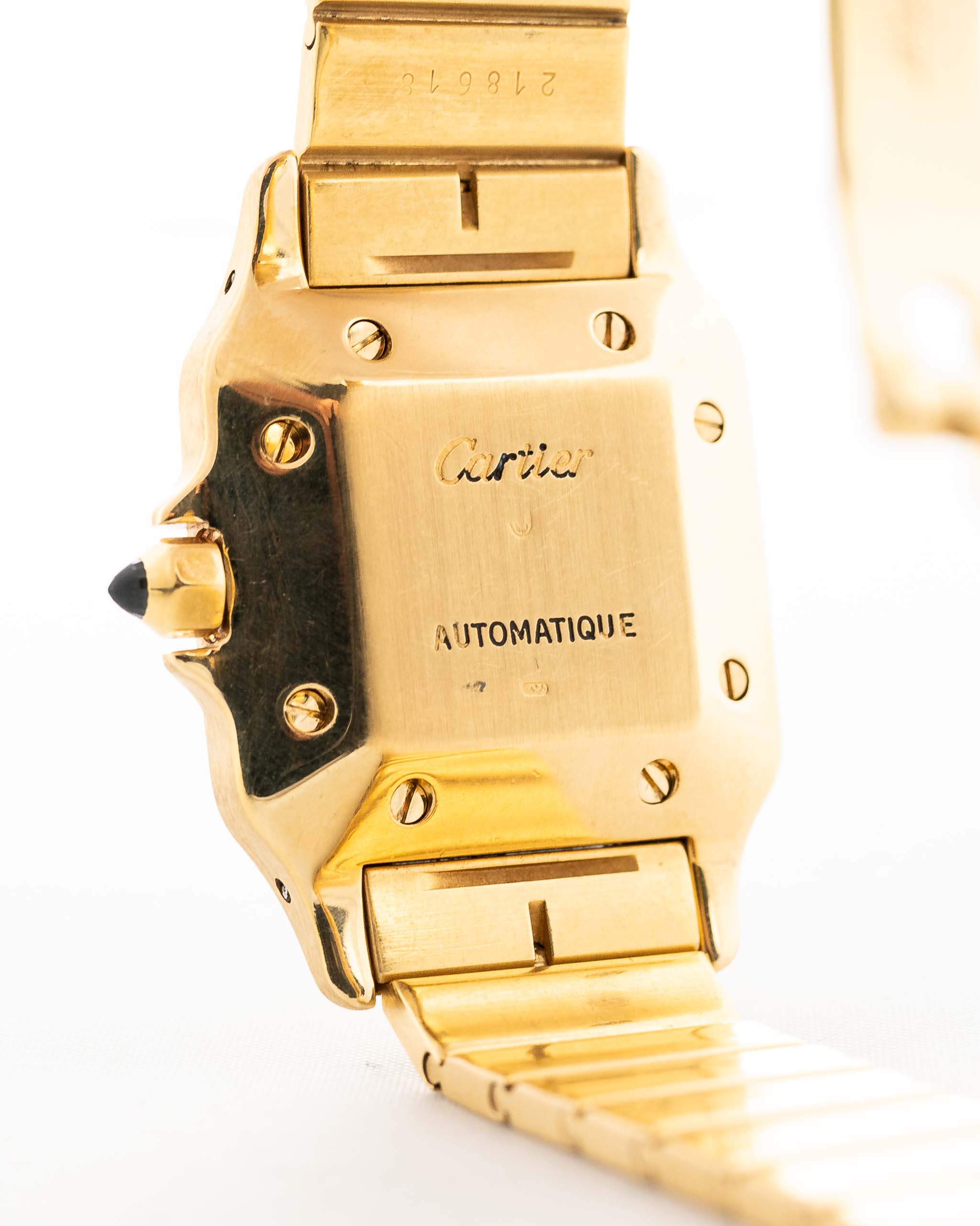 Foto ravvicinata di un Cartier Santos Carrée 2964 vintage degli anni Ottanta. In condizioni eccellenti, cassa da 27 mm in oro giallo con movimento automatico, quadrante bianco originale e bracciale in oro.