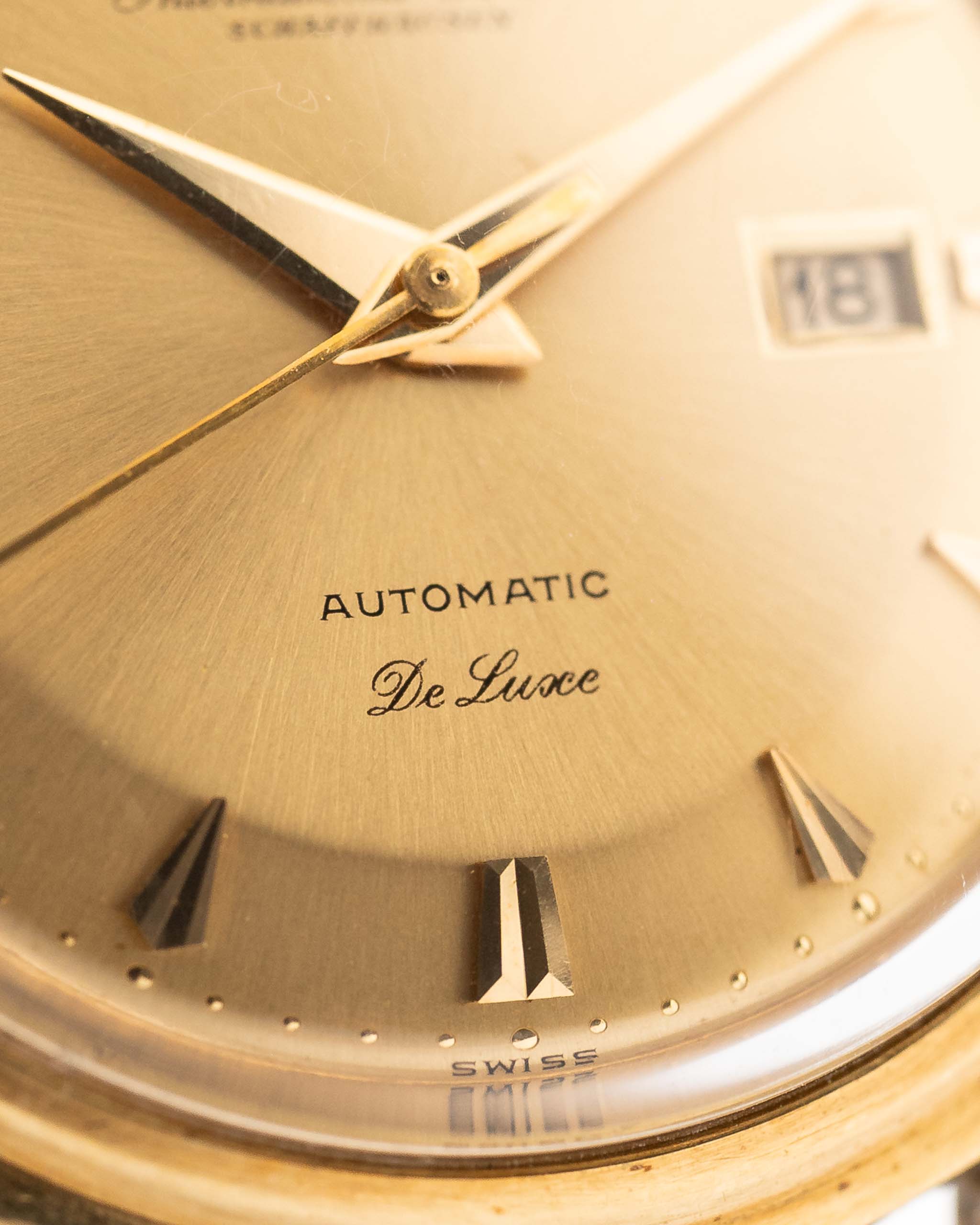 Primo piano di un quadrante vintage IWC de Luxe automatico 18k 1959. 35 mm con cassa in oro giallo 18 carati, calibro automatico 8531, quadrante Pie Pan senza difetti e cinturino in pelle.