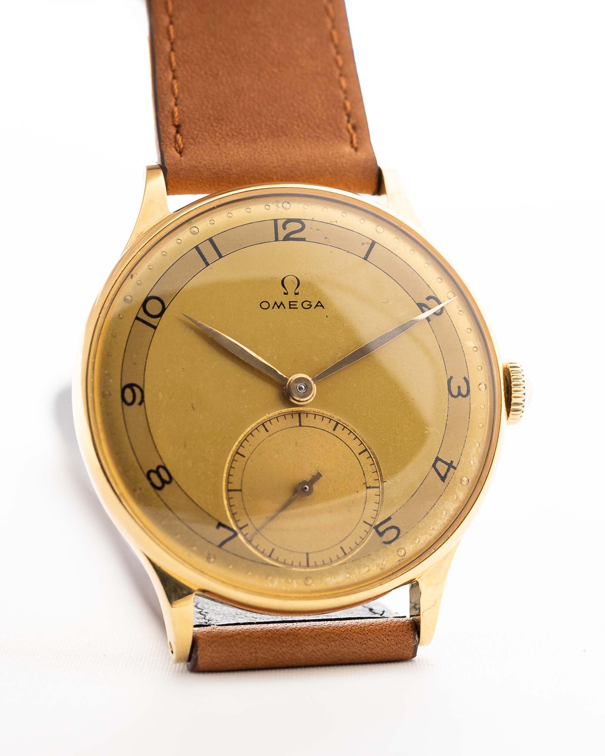 Omega 2317 Two Tone Sub Second d'epoca del 1944 al polso. Quadrante originale bicolore, cassa in oro e cinturino in pelle color cognac.
