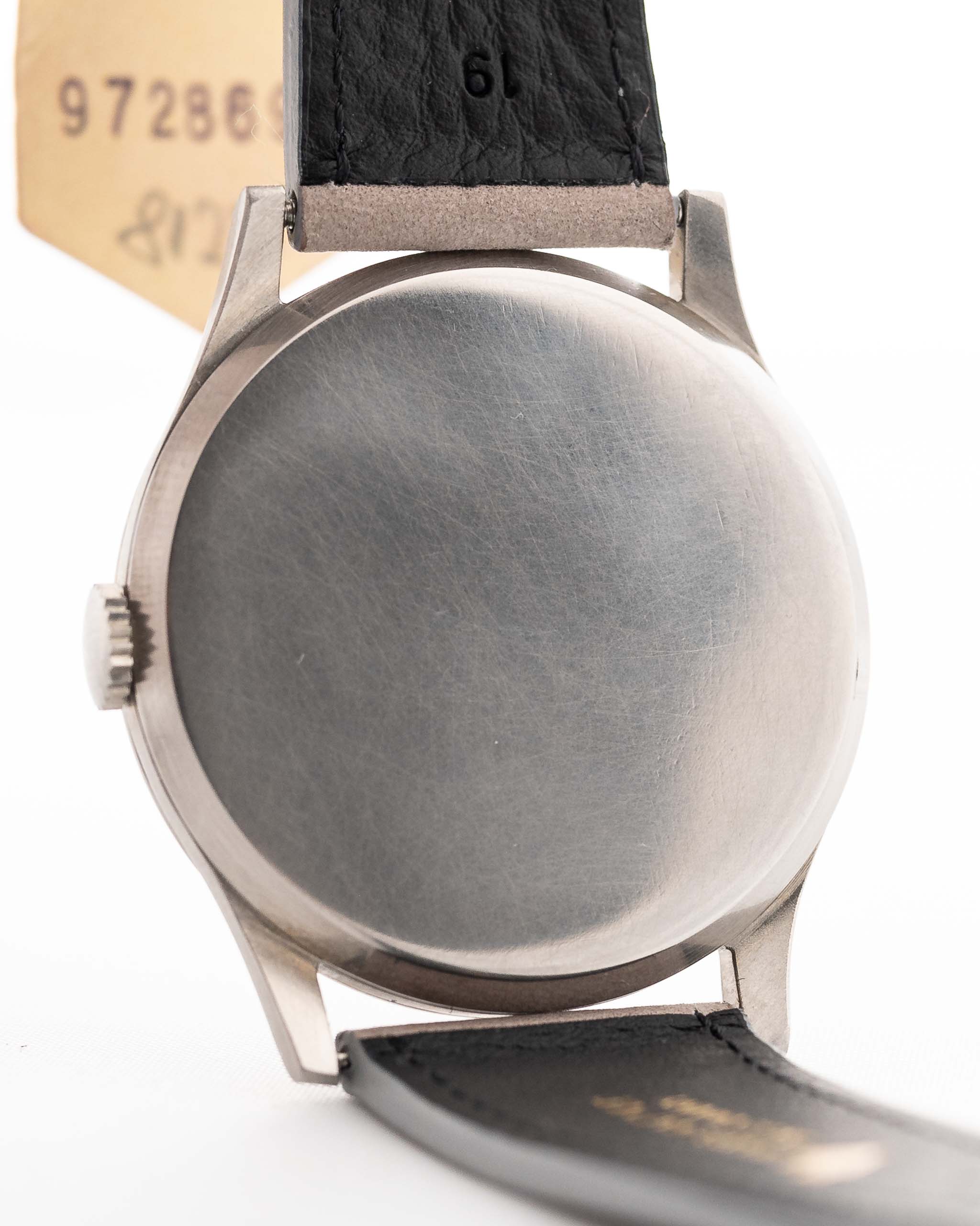Primo piano di un Omega Jumbo Radium d'epoca con cassa del 1935. 37,5 mm con cassa in acciaio, movimento a carica manuale, quadrante originale Silver Railroad e cinturino in pelle.