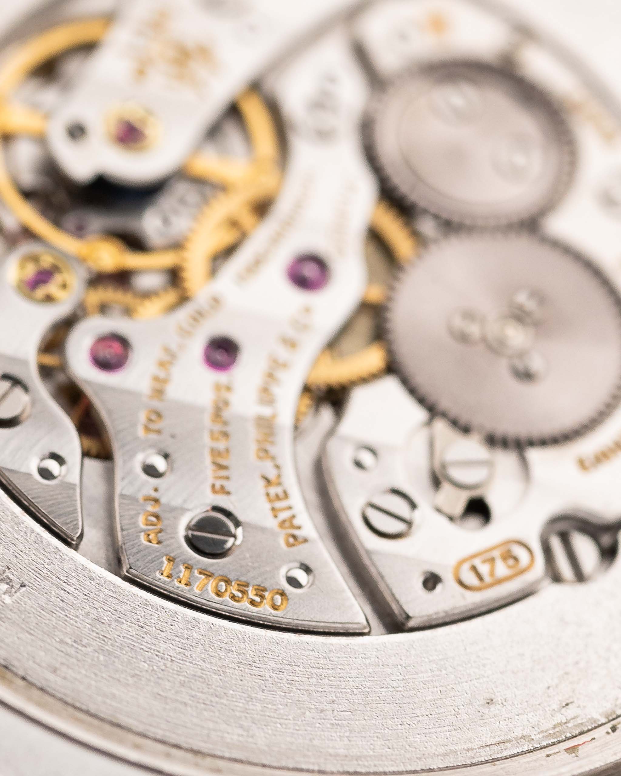 Foto ravvicinata di un Patek Philippe 3520 Calatrava 18k degli anni Settanta. Cassa in oro bianco 18k da 32 mm con movimento a carica manuale, quadrante originale argentato a raggiera e bracciale in oro bianco.