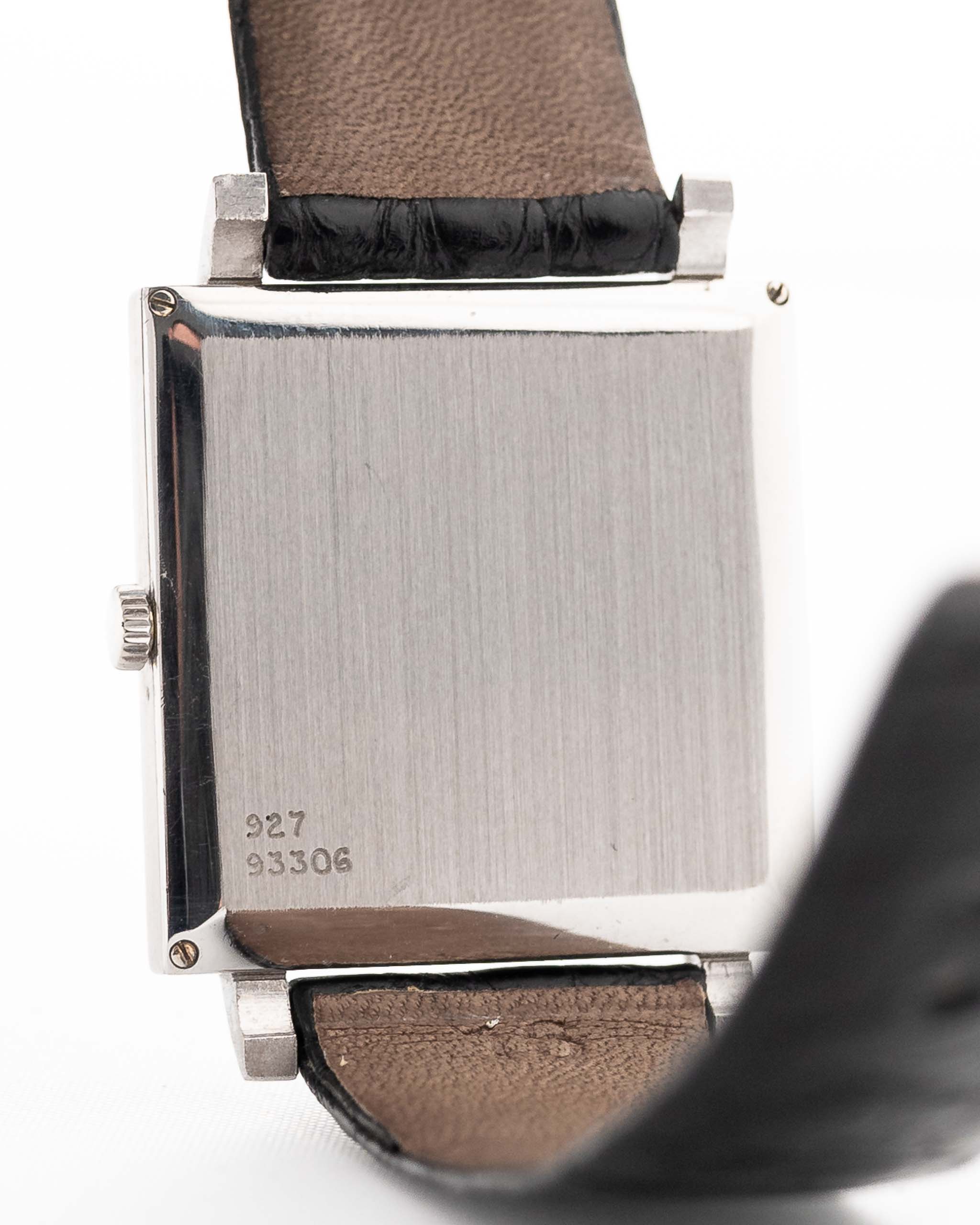 Foto ravvicinata di un Piaget Protocole 927 in oro bianco 18 carati degli anni Settanta. 25 mm in oro bianco 18 carati con movimento a carica manuale, quadrante argentato a raggiera e cinturino originale in pelle nera.