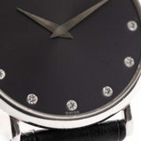 Primo piano di un Piaget Altiplano 9025 Quadrante vintage con Diamante 18k Grigio degli anni '90. 33 mm in oro bianco 18 carati con movimento a carica manuale, quadrante grigio scuro a raggiera, indici di diamanti e cinturino in pelle nera.