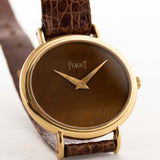 Orologio Piaget - Piaget Ellipse 9802 Quadrante occhio di tigre Cassa in oro giallo 18 caratiCinturino originale in pelle marrone Piaget anni '70 primo piano
