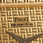 Primo piano del quadrante vintage Piaget Polo 7131 C5. 23 mm in oro giallo 18 carati con quadrante guilloché, bracciale integrato in oro 18 carati e movimento al quarzo.