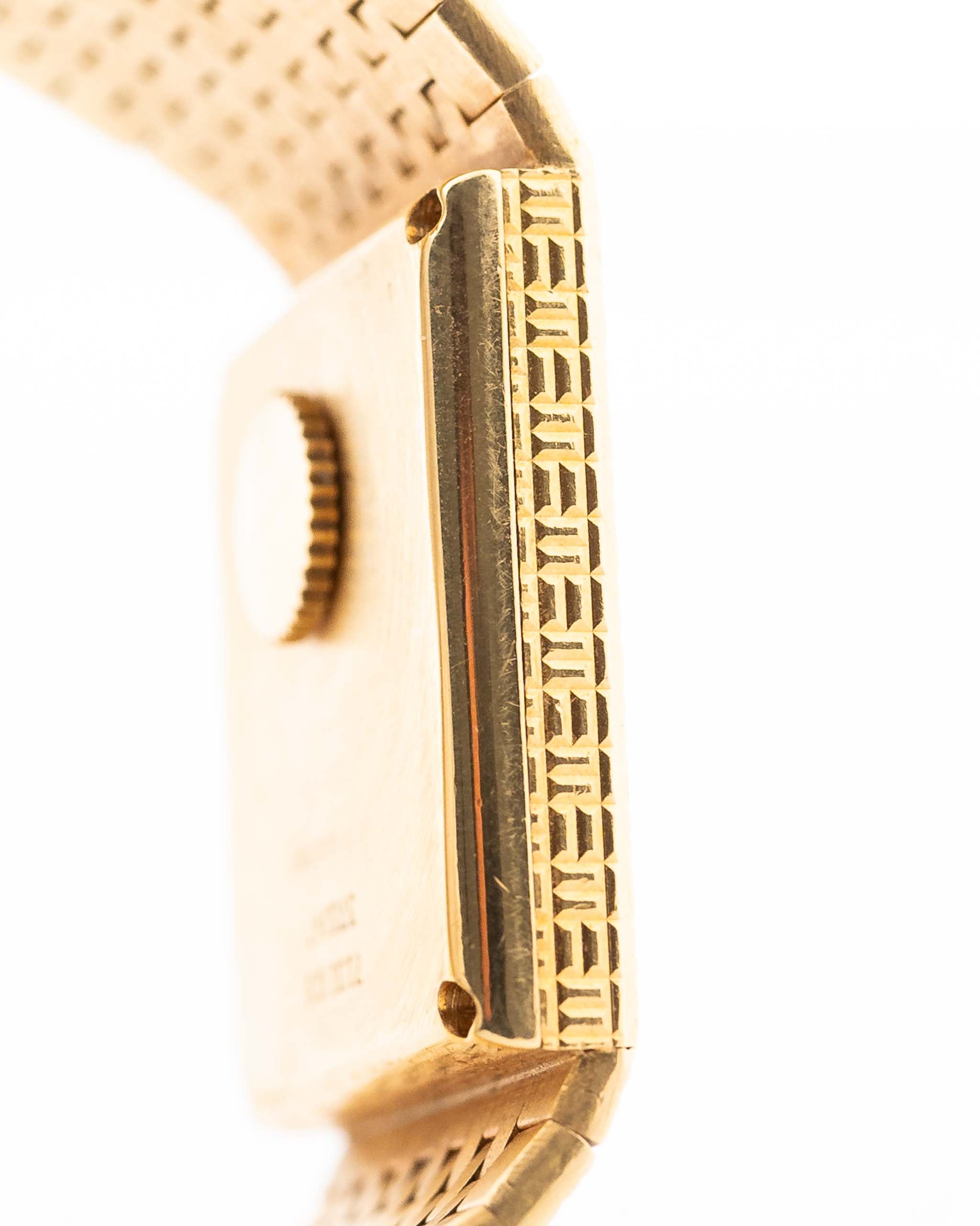 Primo piano della cassa Vintage Piaget Polo 7131 C5. 23 mm in oro giallo 18 carati con quadrante guilloché, bracciale integrato in oro 18 carati e movimento al quarzo.