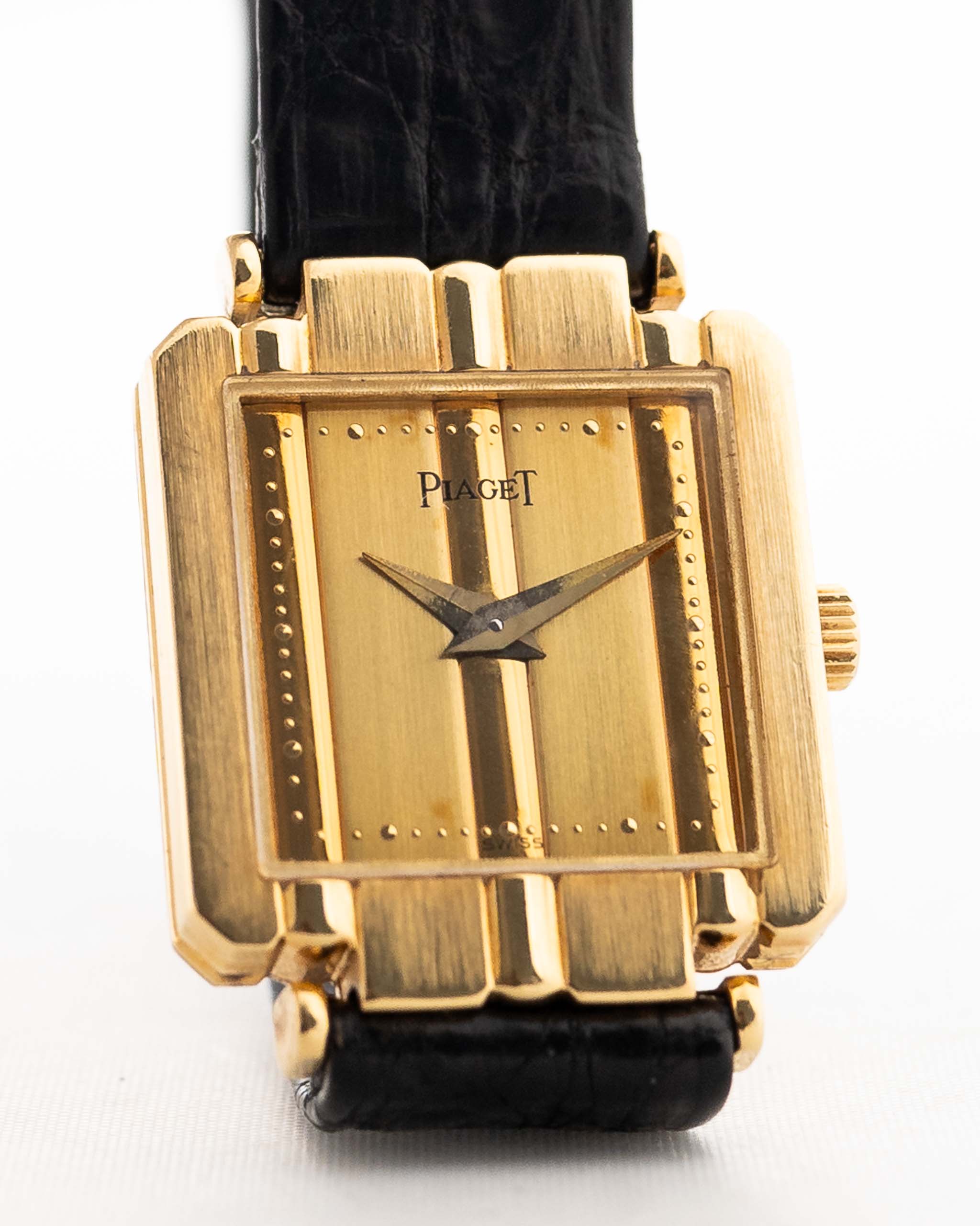 Foto ravvicinata di un Piaget Polo 8193 Rectangular vintage degli anni '80 su un polso. In oro giallo 18 carati, 20 mm con movimento al quarzo, quadrante originale in oro, cinturino originale in pelle e chiusura in oro 18 carati.