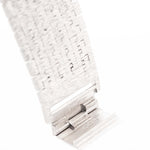 Foto ravvicinata di un Piaget Protocole 9133 Bark 18k degli anni '70. 23 mm in oro bianco 18 carati con movimento a carica manuale, quadrante originale con finitura corteccia e bracciale integrato.