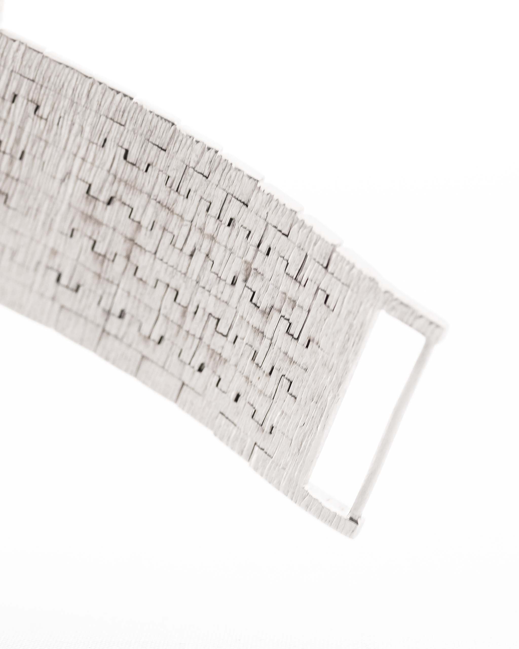 Foto ravvicinata di un Piaget Protocole 9133 Bark 18k degli anni '70. 23 mm in oro bianco 18 carati con movimento a carica manuale, quadrante originale con finitura corteccia e bracciale integrato.