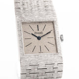 Foto ravvicinata di un Piaget Protocole 9133 Bark 18k vintage degli anni '70. 23 mm in oro bianco 18 carati con movimento a carica manuale, quadrante originale con finitura corteccia e bracciale integrato.