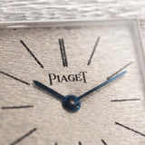 Foto ravvicinata di un Piaget Protocole 9133 Bark 18k degli anni '70. 23 mm in oro bianco 18 carati con movimento a carica manuale, quadrante originale con finitura corteccia e bracciale integrato.