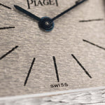 Foto ravvicinata di un Piaget Protocole 9133 Bark 18k degli anni '70. 23 mm in oro bianco 18 carati con movimento a carica manuale, quadrante originale con finitura corteccia e bracciale integrato.