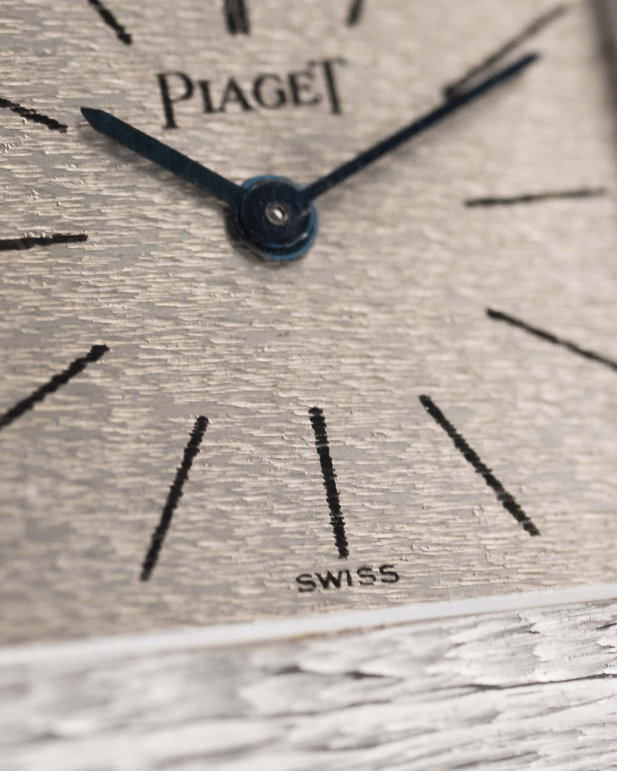 Foto ravvicinata di un Piaget Protocole 9133 Bark 18k degli anni '70. 23 mm in oro bianco 18 carati con movimento a carica manuale, quadrante originale con finitura corteccia e bracciale integrato.