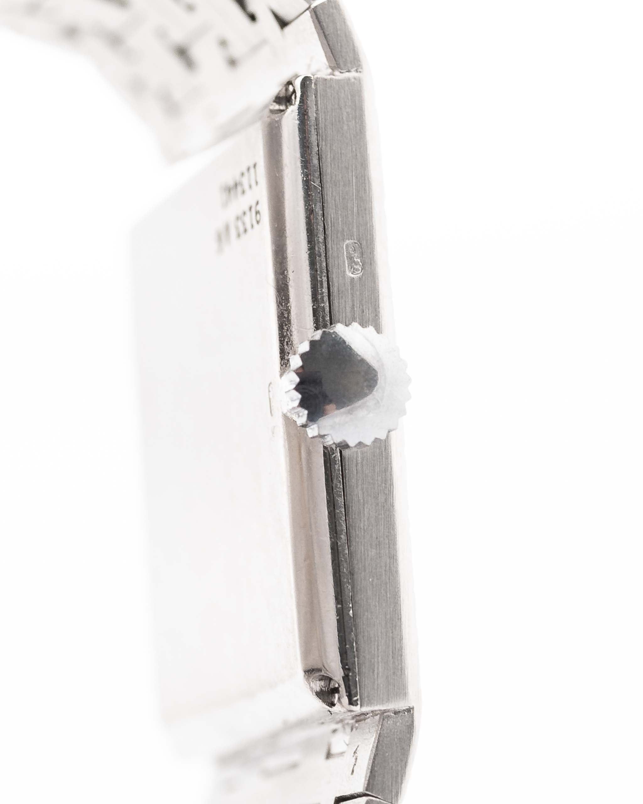 Foto ravvicinata di un Piaget Protocole 9133 Bark 18k degli anni '70. 23 mm in oro bianco 18 carati con movimento a carica manuale, quadrante originale con finitura corteccia e bracciale integrato.