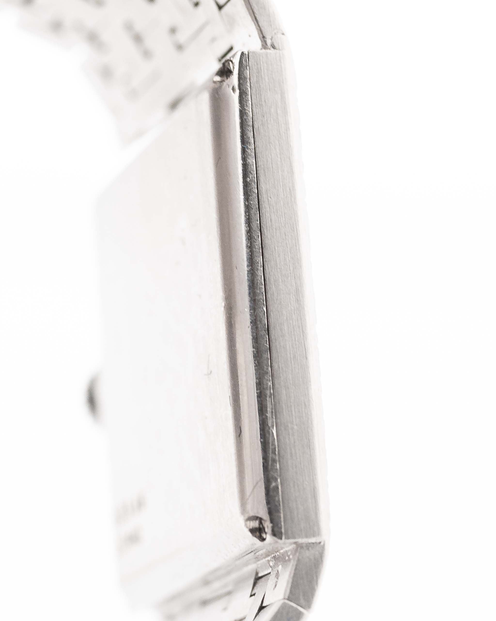 Foto ravvicinata di un Piaget Protocole 9133 Bark 18k degli anni '70. 23 mm in oro bianco 18 carati con movimento a carica manuale, quadrante originale con finitura corteccia e bracciale integrato.